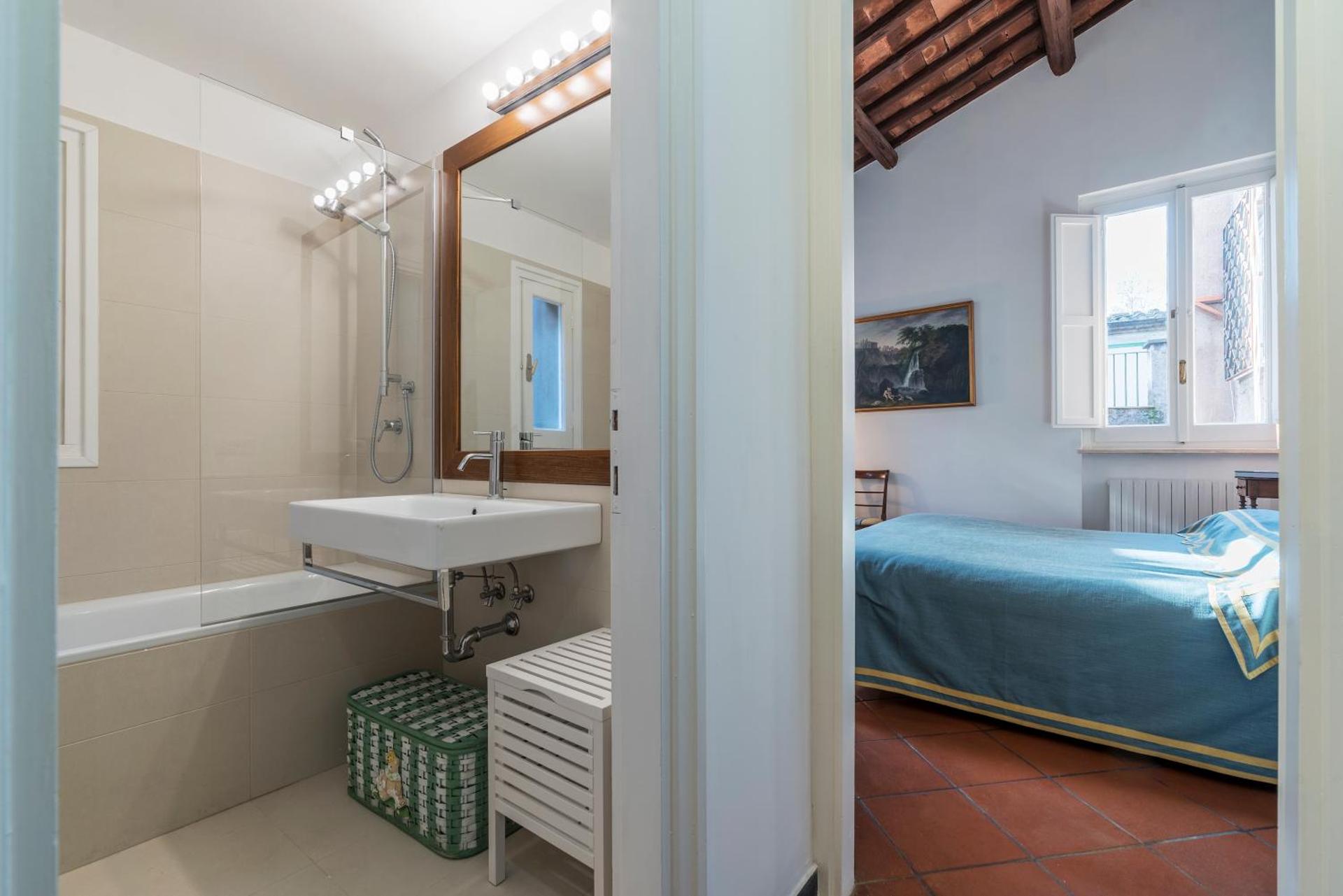 Three bedrooms in world-famous Via Giulia - FromHometoRome