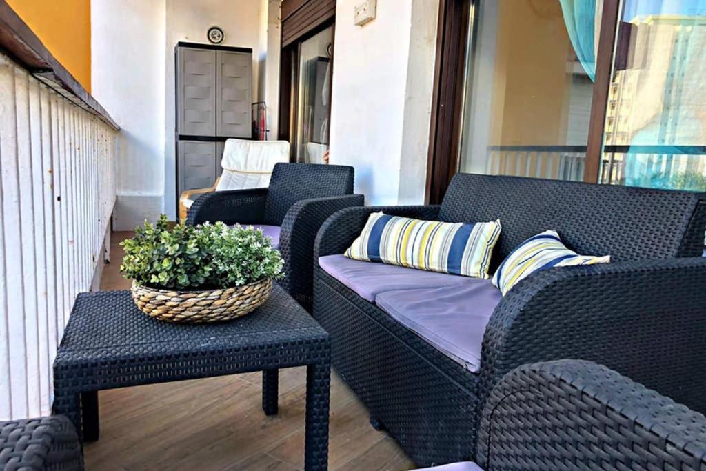 Coqueto apartamento en Puerto Marina con piscina