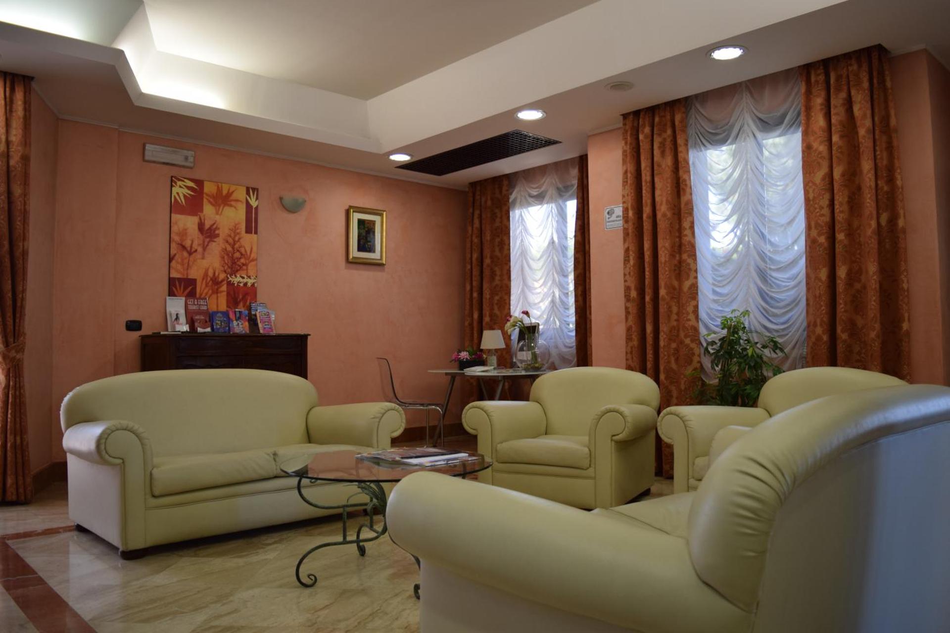 Communal lounge/ TV room