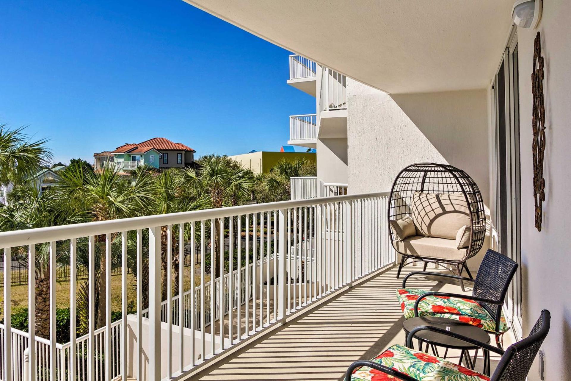 Snowbirds Retreat Walkable Destin Condo with View!