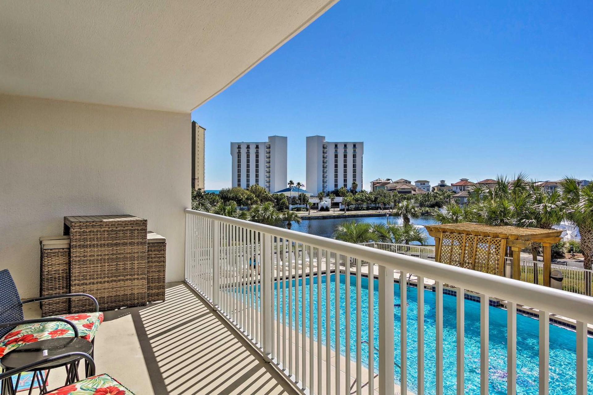 Snowbirds Retreat Walkable Destin Condo with View!