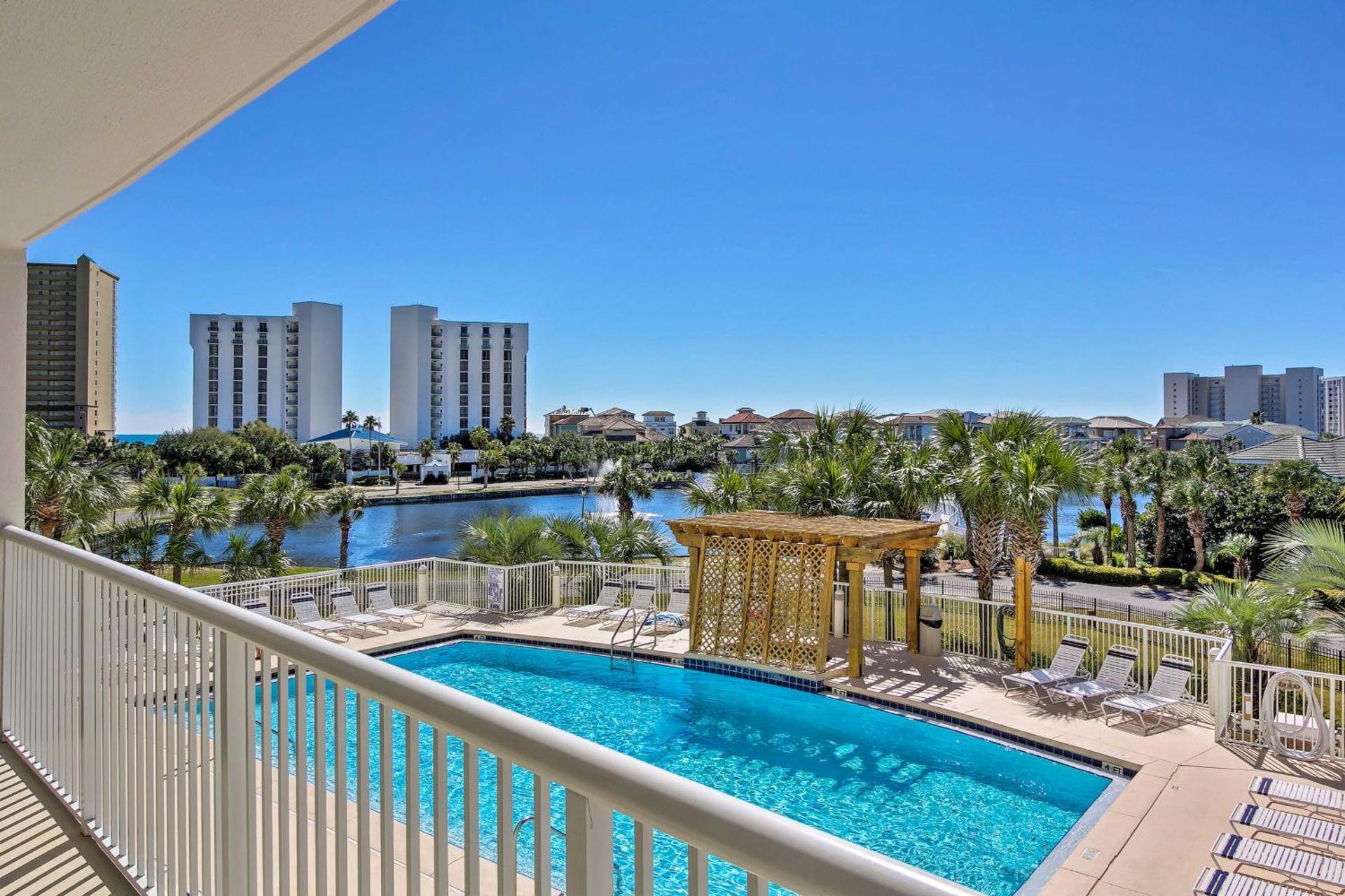 Snowbirds Retreat Walkable Destin Condo with View!