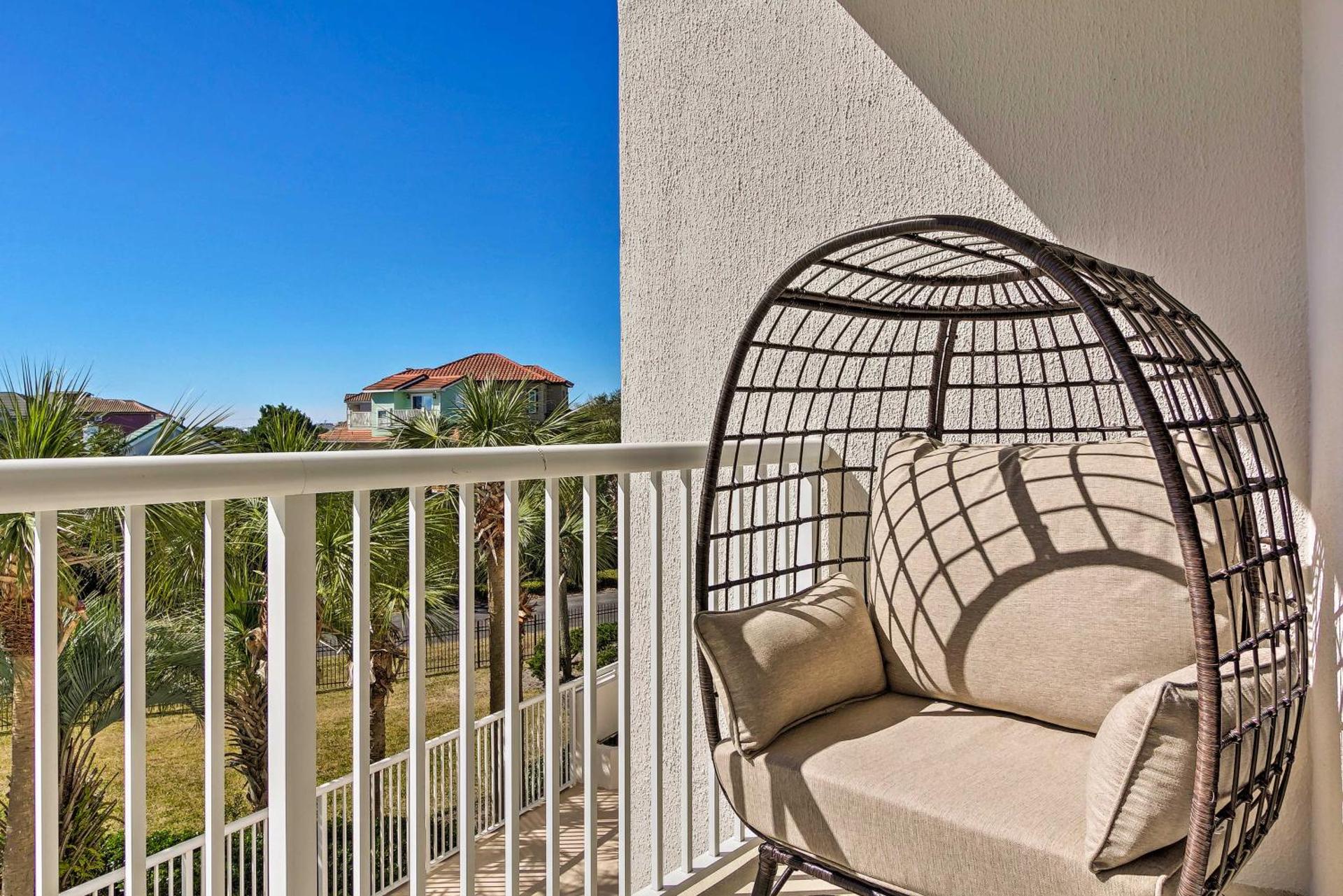 Snowbirds Retreat Walkable Destin Condo with View!