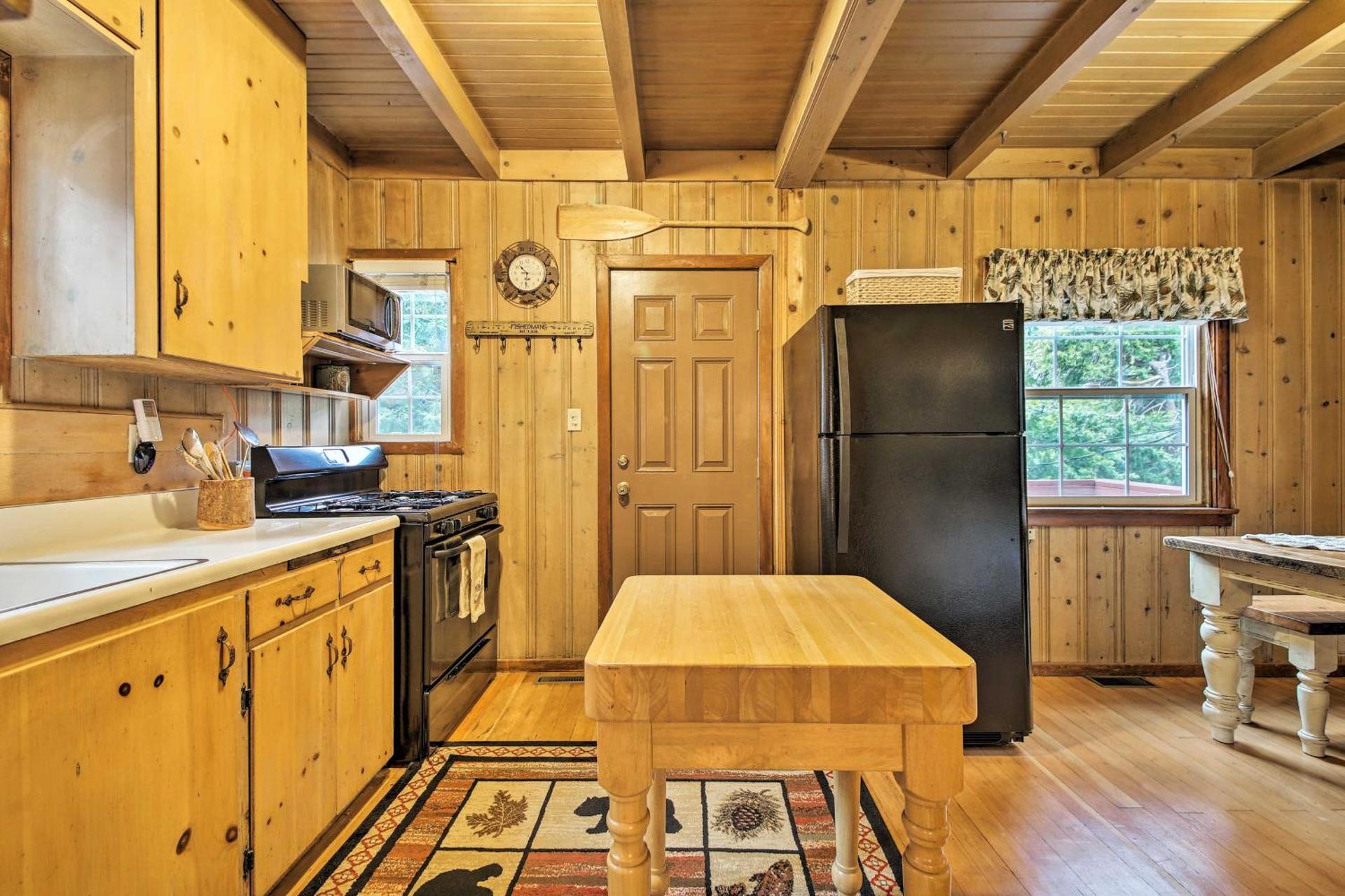 Vintage Snow White Cottage about 2 Miles to Village!