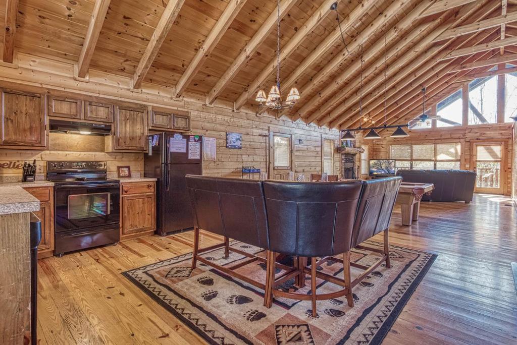 Always and Forever-Hot Tub, Arcade, Near the Parkway!