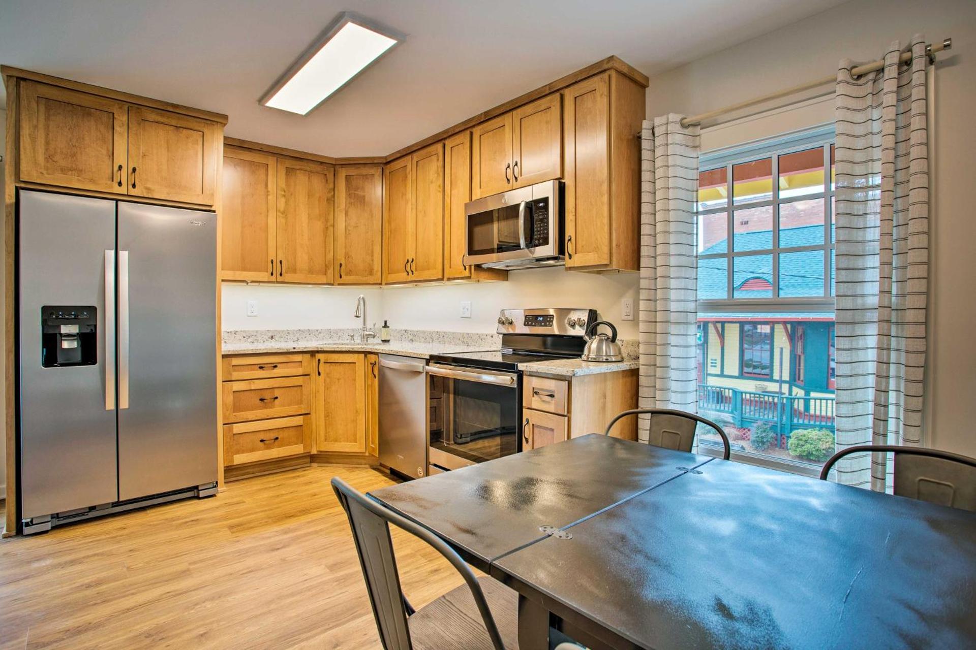 Walk to Main Street Eats Remodeled Saluda Apt