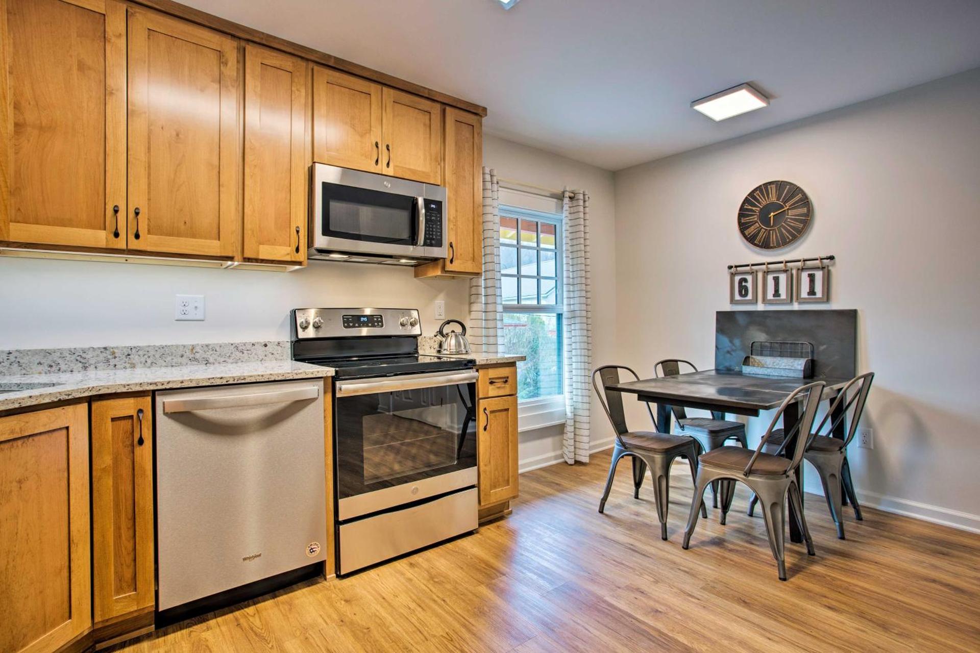 Walk to Main Street Eats Remodeled Saluda Apt