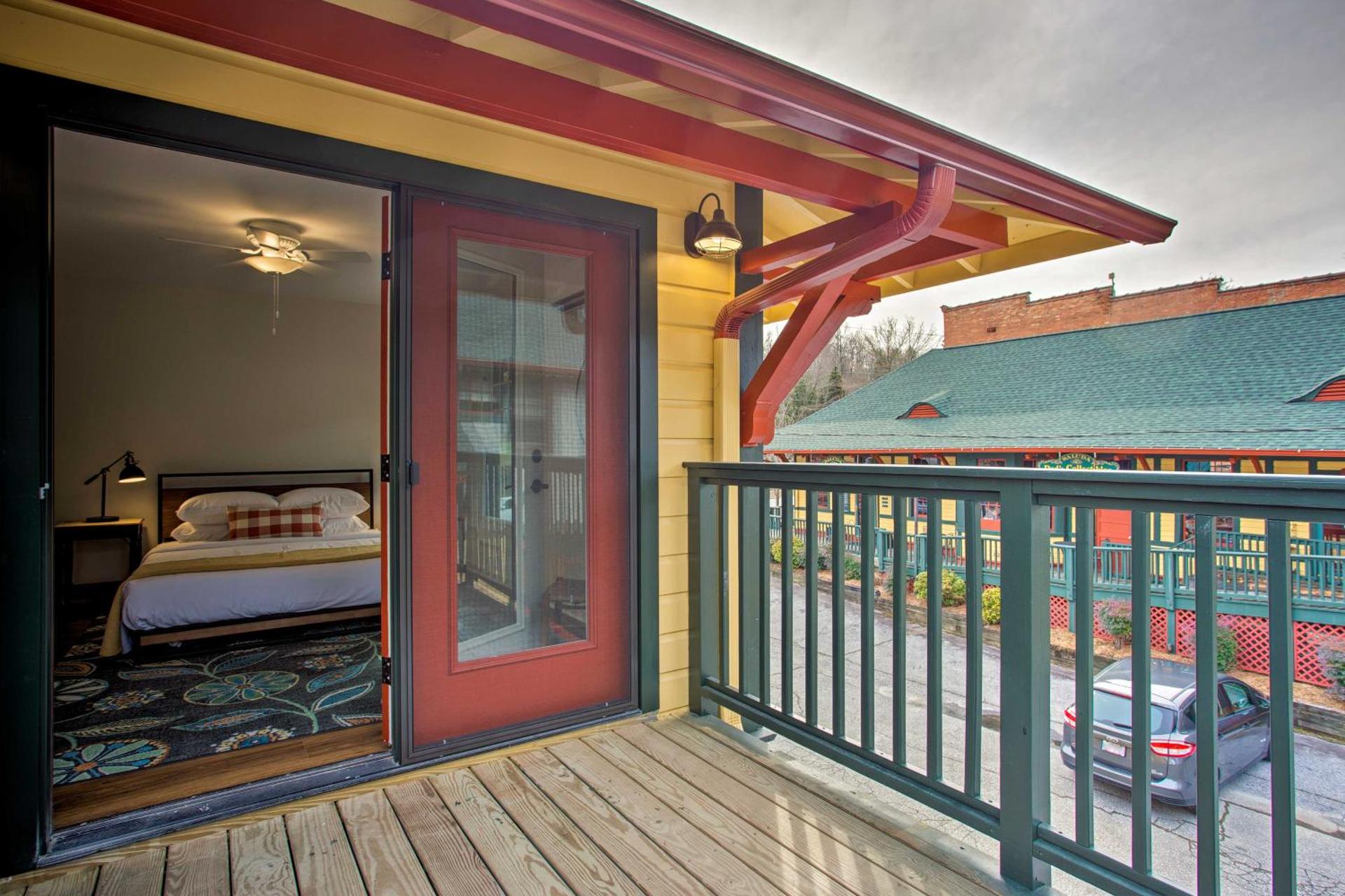 Walk to Main Street Eats Remodeled Saluda Apt