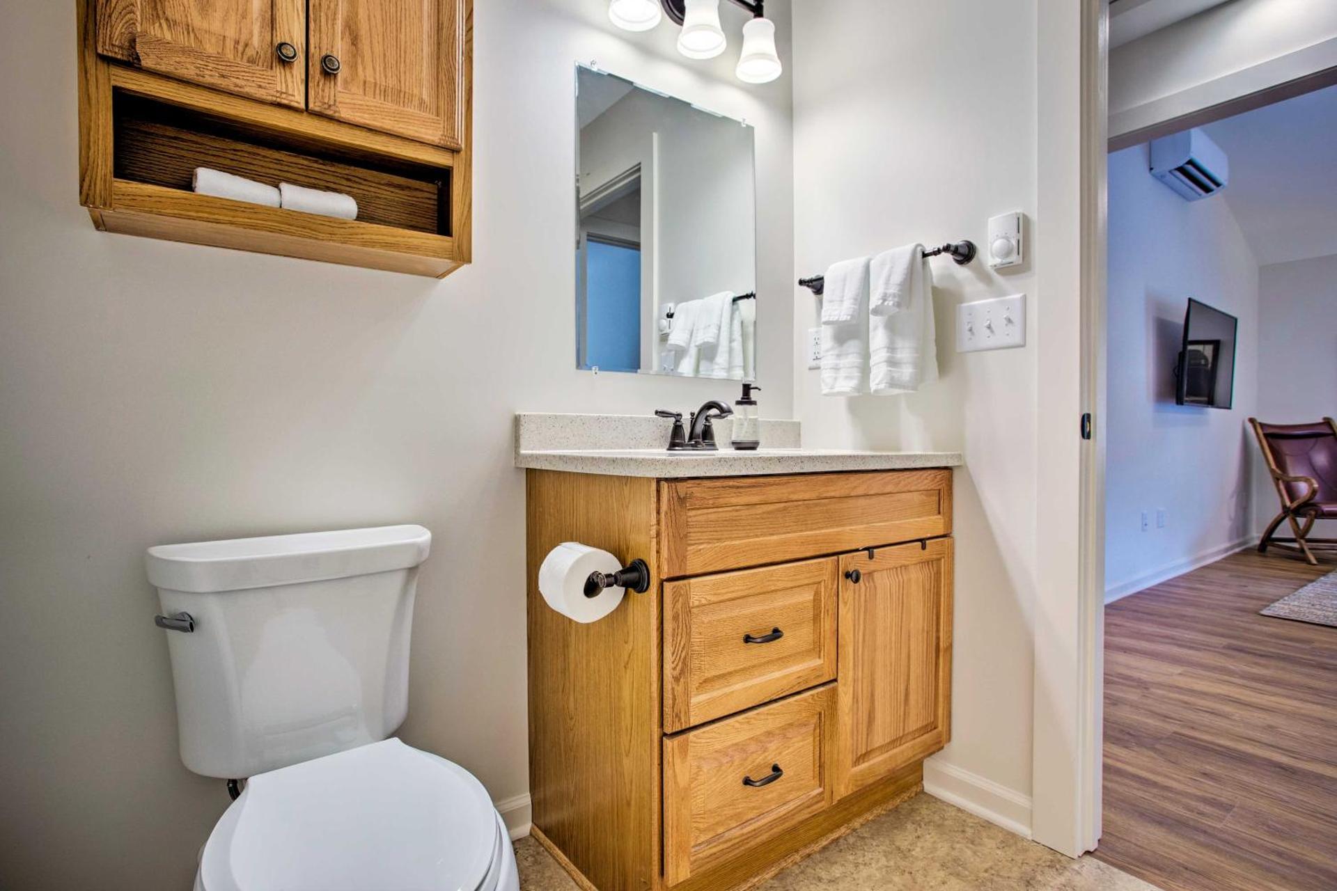 Walk to Main Street Eats Remodeled Saluda Apt