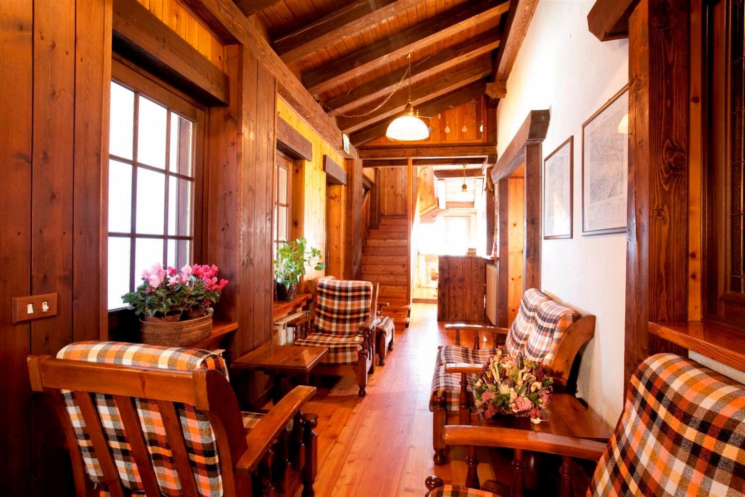 Communal lounge/ TV room