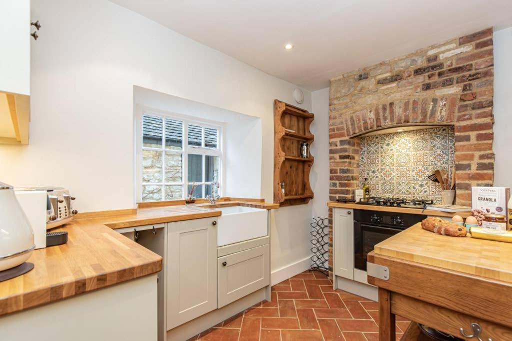 Oxfordshire Living - The Bowler Hat Cottage - Woodstock