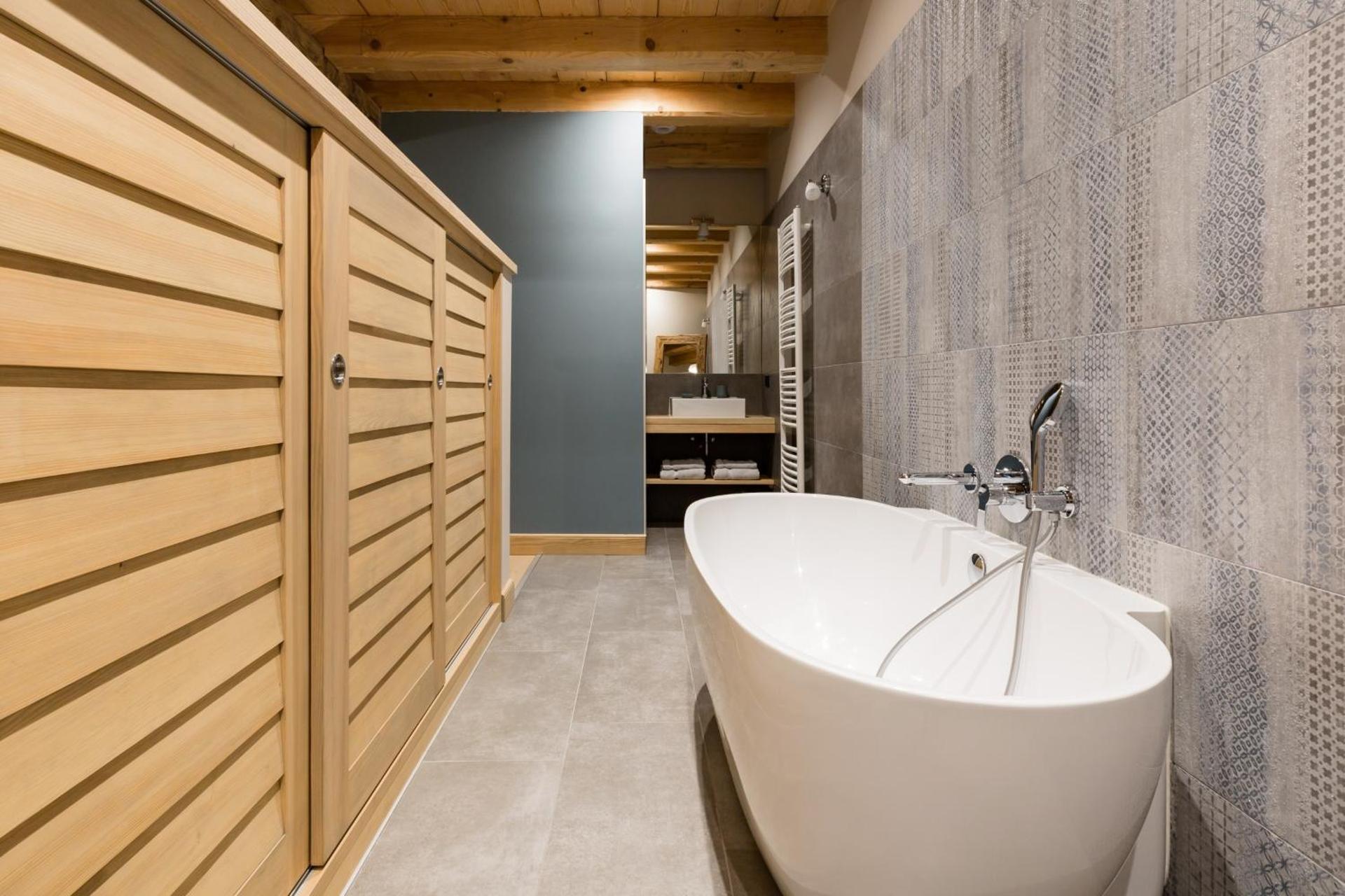 LA DEPENDANCE D'ELISA