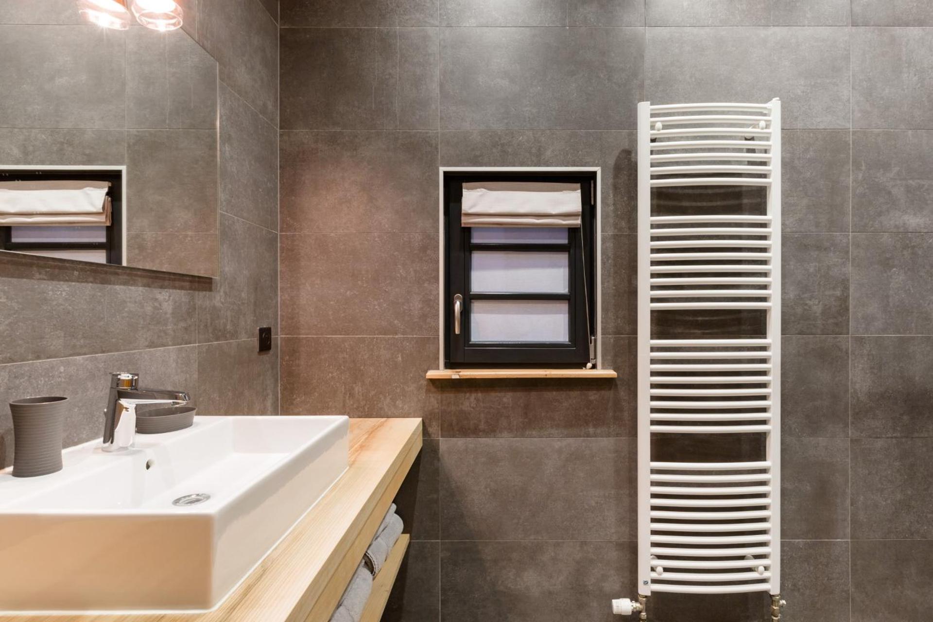 LA DEPENDANCE D'ELISA