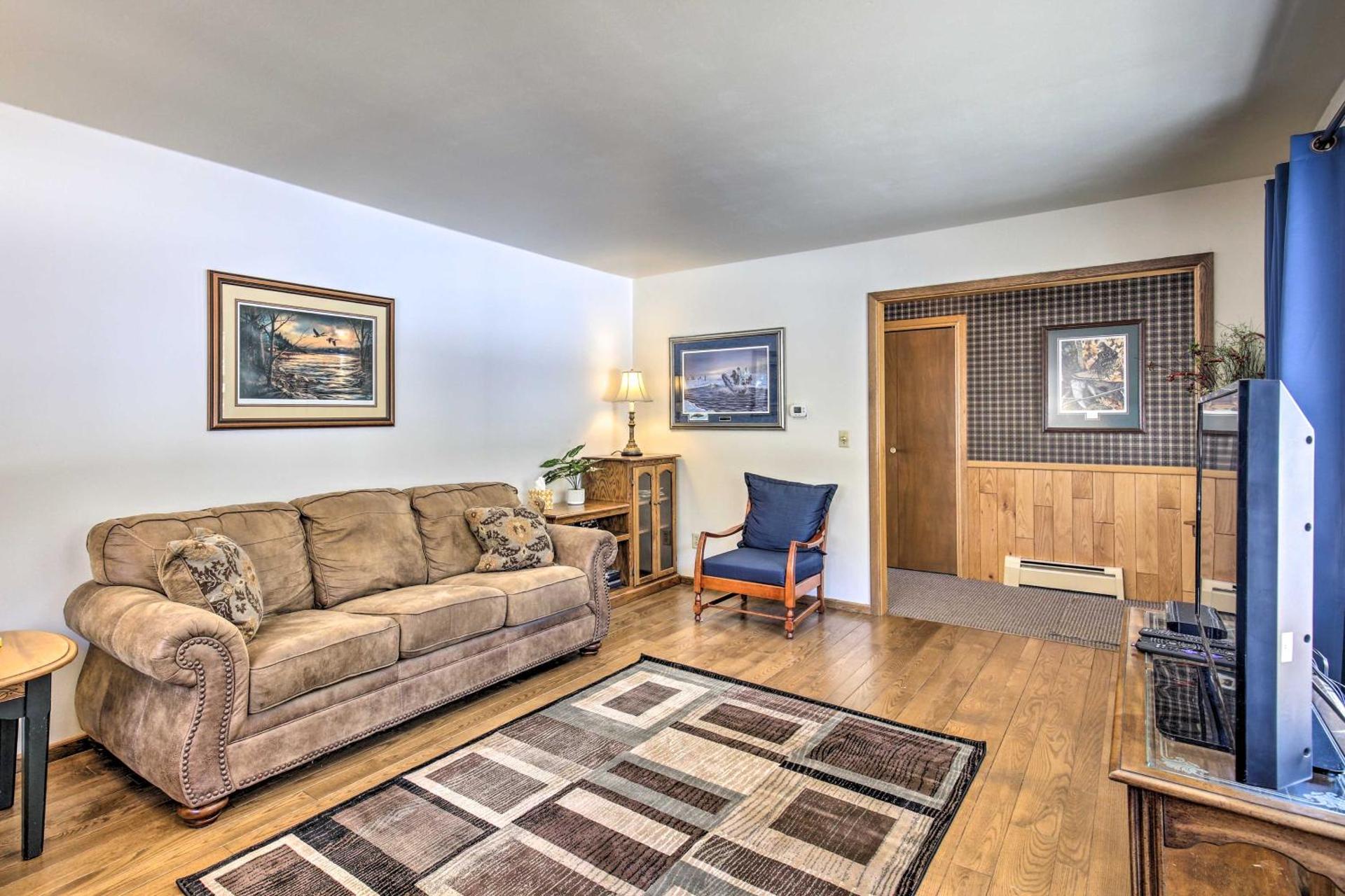 Simple Cranberry and Wine Farm Home with Fire Pit!