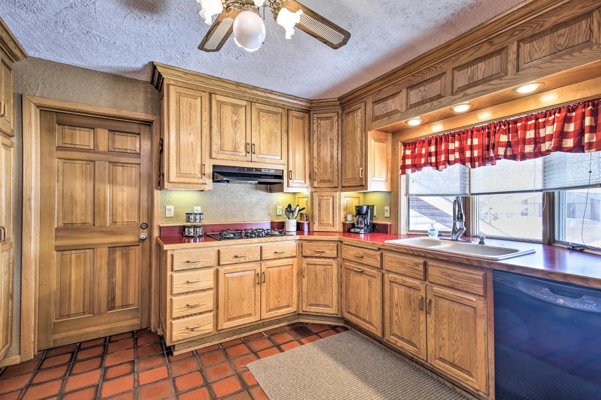 Simple Cranberry and Wine Farm Home with Fire Pit!