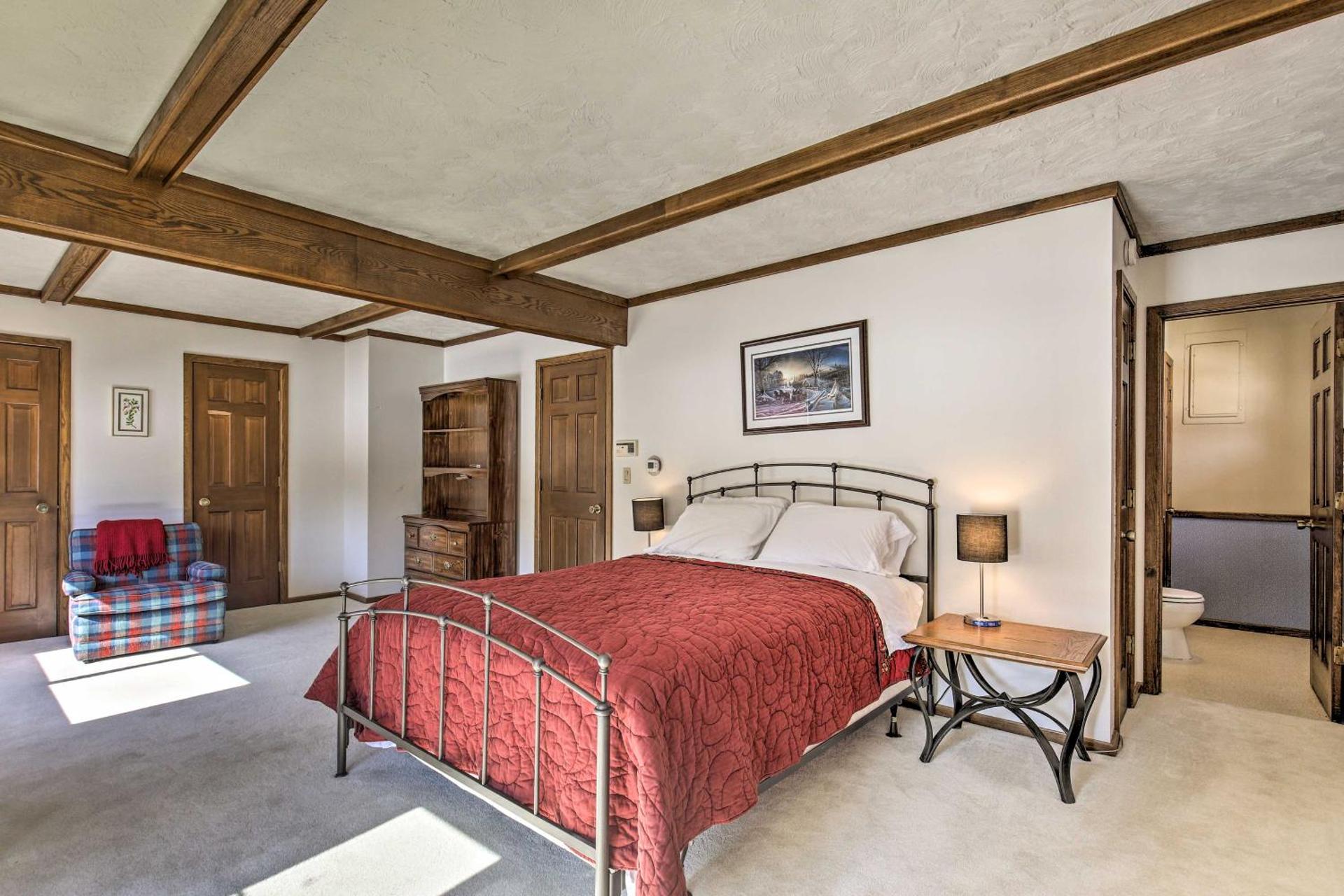 Simple Cranberry and Wine Farm Home with Fire Pit!