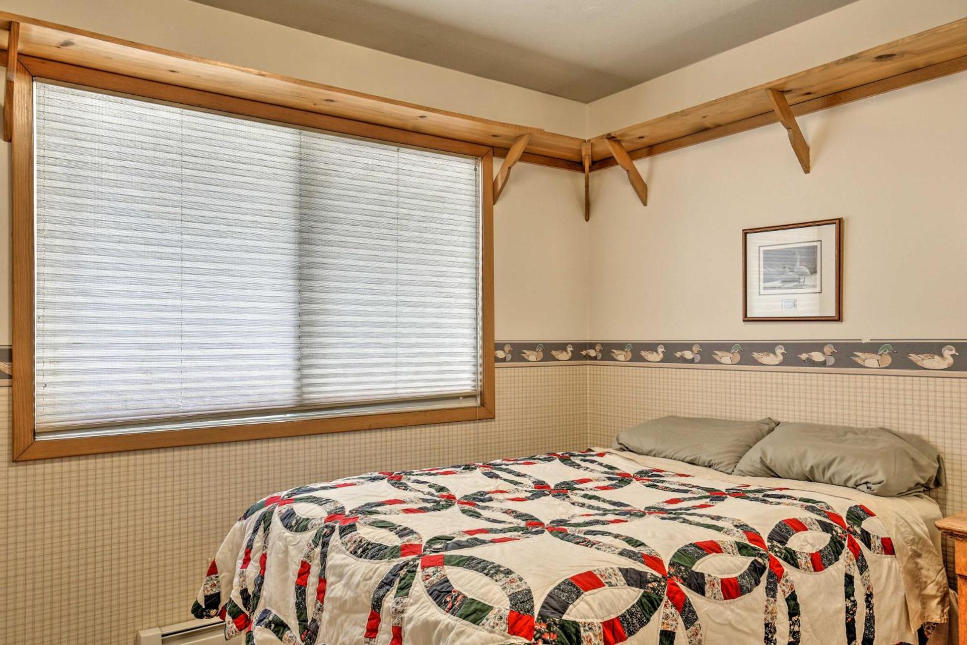 Simple Cranberry and Wine Farm Home with Fire Pit!