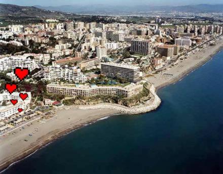 Apartamentos LOLA y MANUELA en primera línea playa Carihuela con excelente Terraza-jardin de 80 m2 frente al Mar con aparcamiento privado Ideal para descansar oyendo las olas del Mar