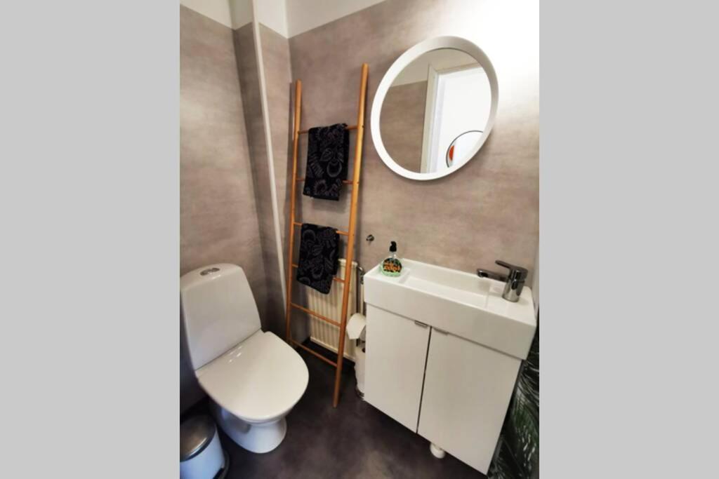 Stilren studiolägenhet på 20 kvm nära havet och centrum! Stationsterrassen 7