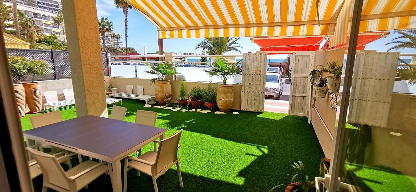 Apartamentos LOLA y MANUELA en primera línea playa Carihuela con excelente Terraza-jardin de 80 m2 frente al Mar con aparcamiento privado Ideal para descansar oyendo las olas del Mar