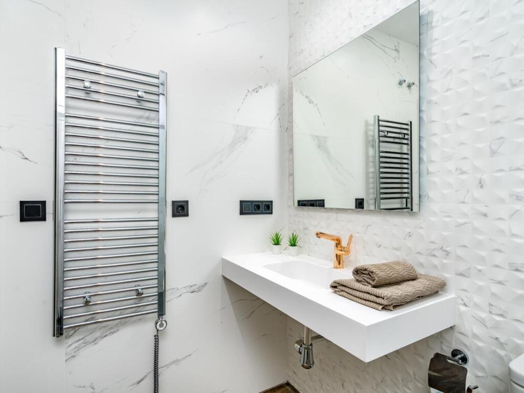 Apartamentos LOLA y MANUELA en primera línea playa Carihuela con excelente Terraza-jardin de 80 m2 frente al Mar con aparcamiento privado Ideal para descansar oyendo las olas del Mar