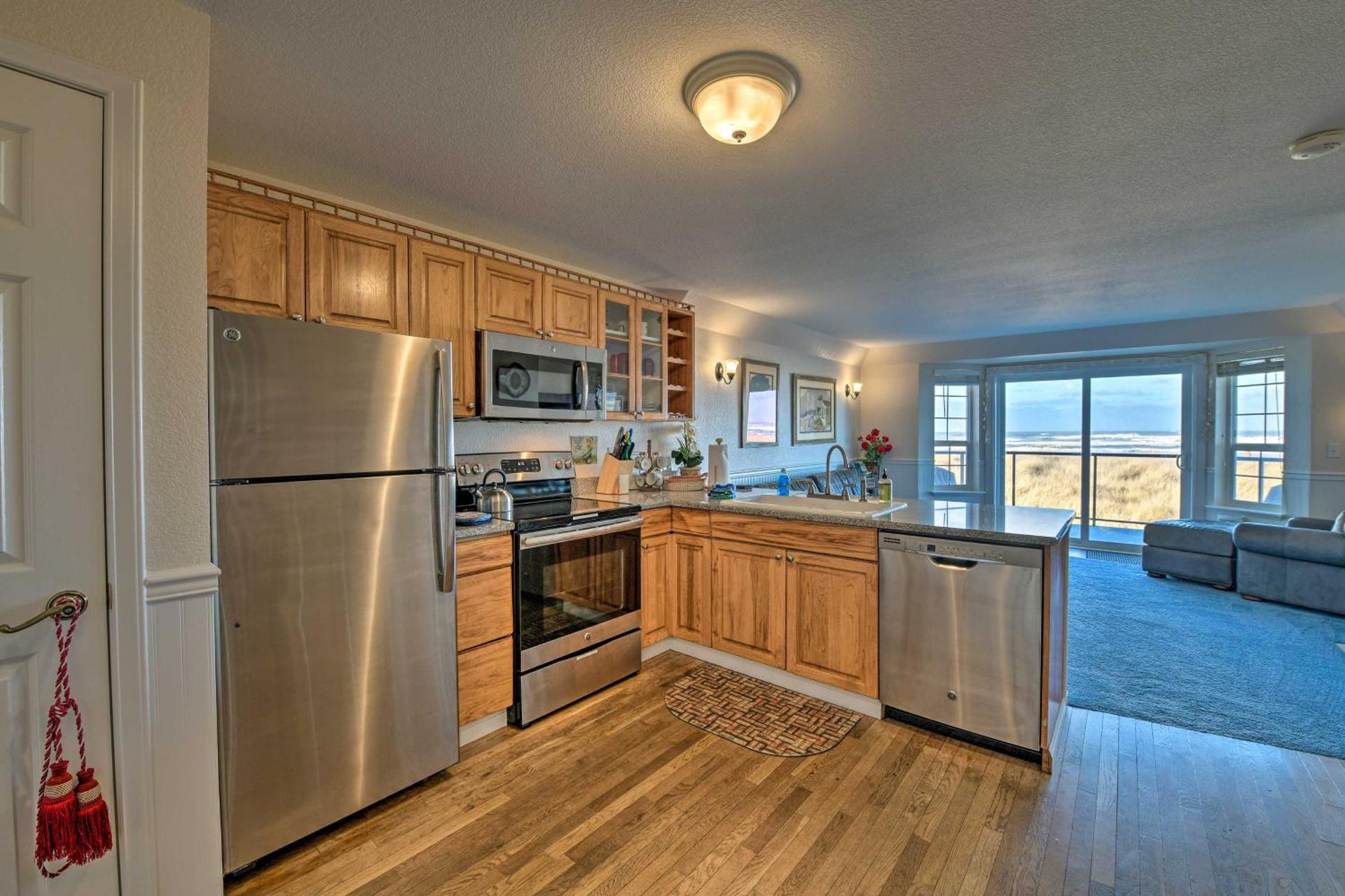 Eagles View Condo in Ocean Shores with 3 Balconies