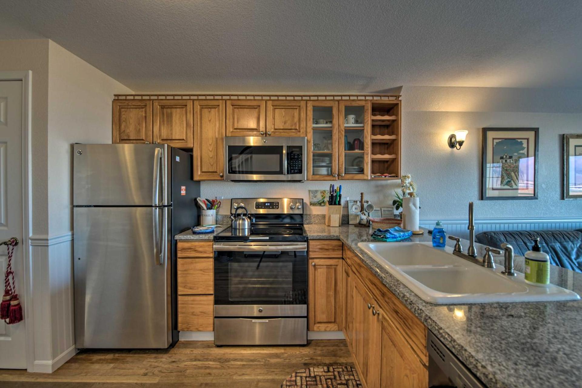 Eagles View Condo in Ocean Shores with 3 Balconies