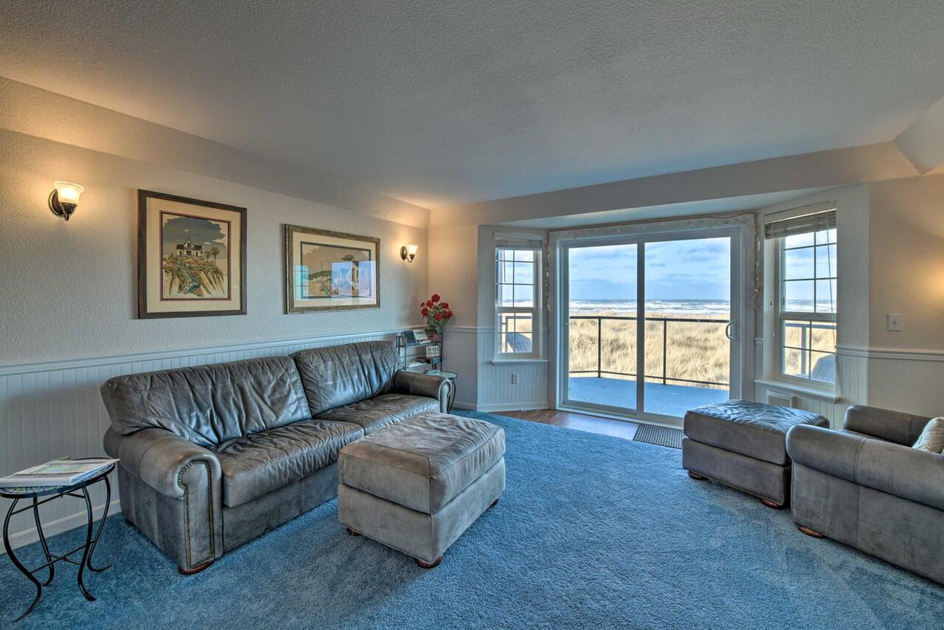 Eagles View Condo in Ocean Shores with 3 Balconies