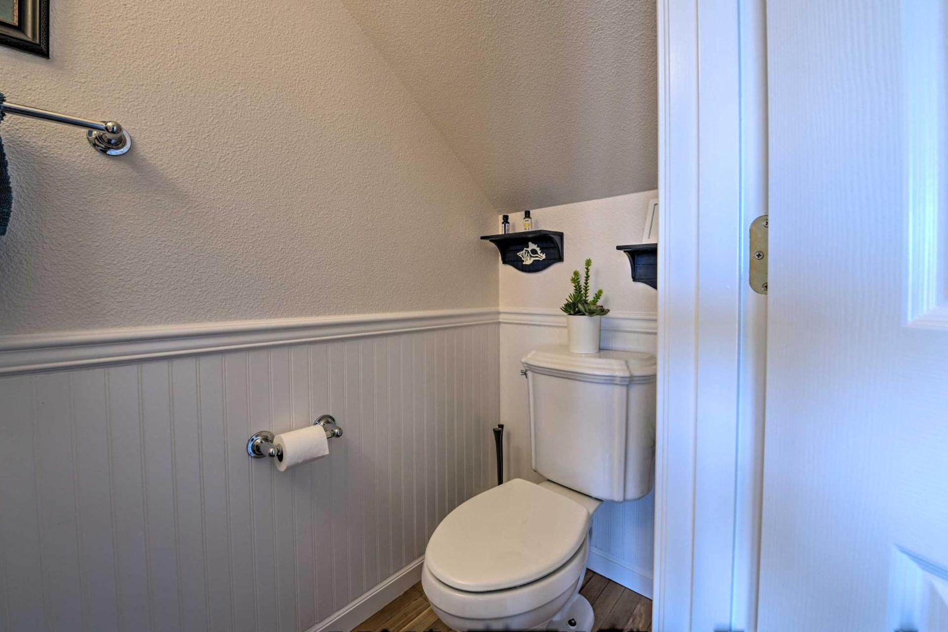 Eagles View Condo in Ocean Shores with 3 Balconies