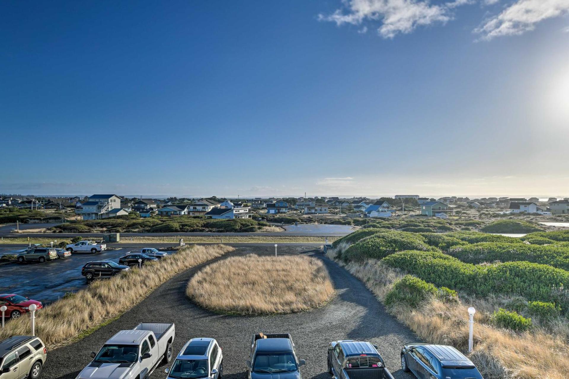 Eagles View Condo in Ocean Shores with 3 Balconies