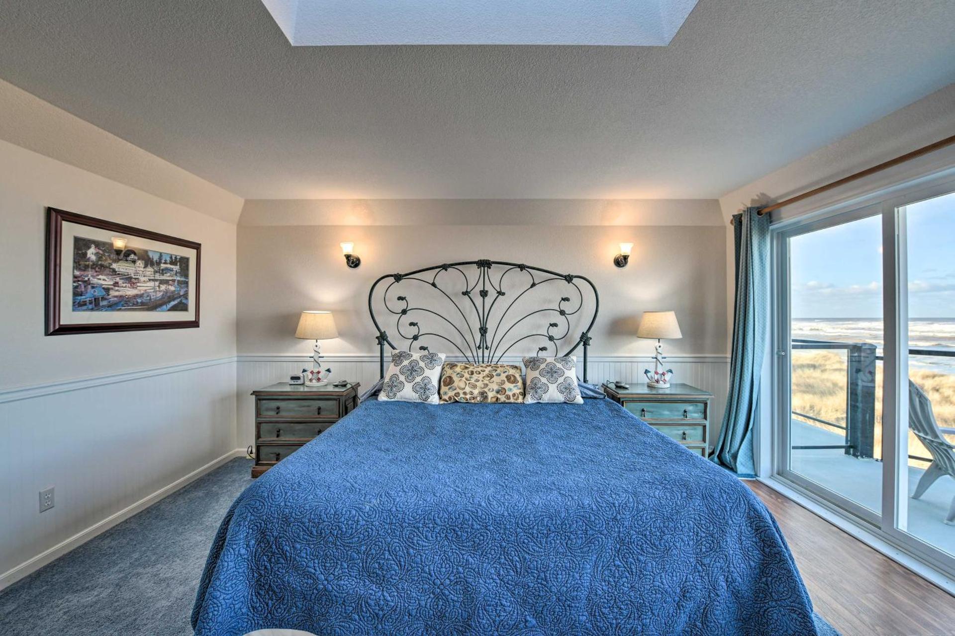 Eagles View Condo in Ocean Shores with 3 Balconies