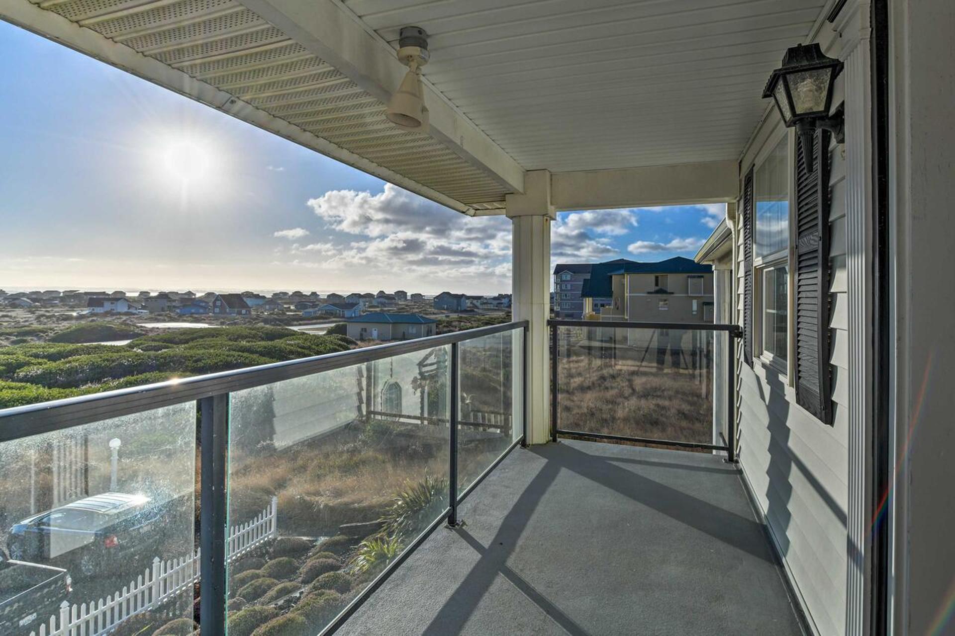 Eagles View Condo in Ocean Shores with 3 Balconies