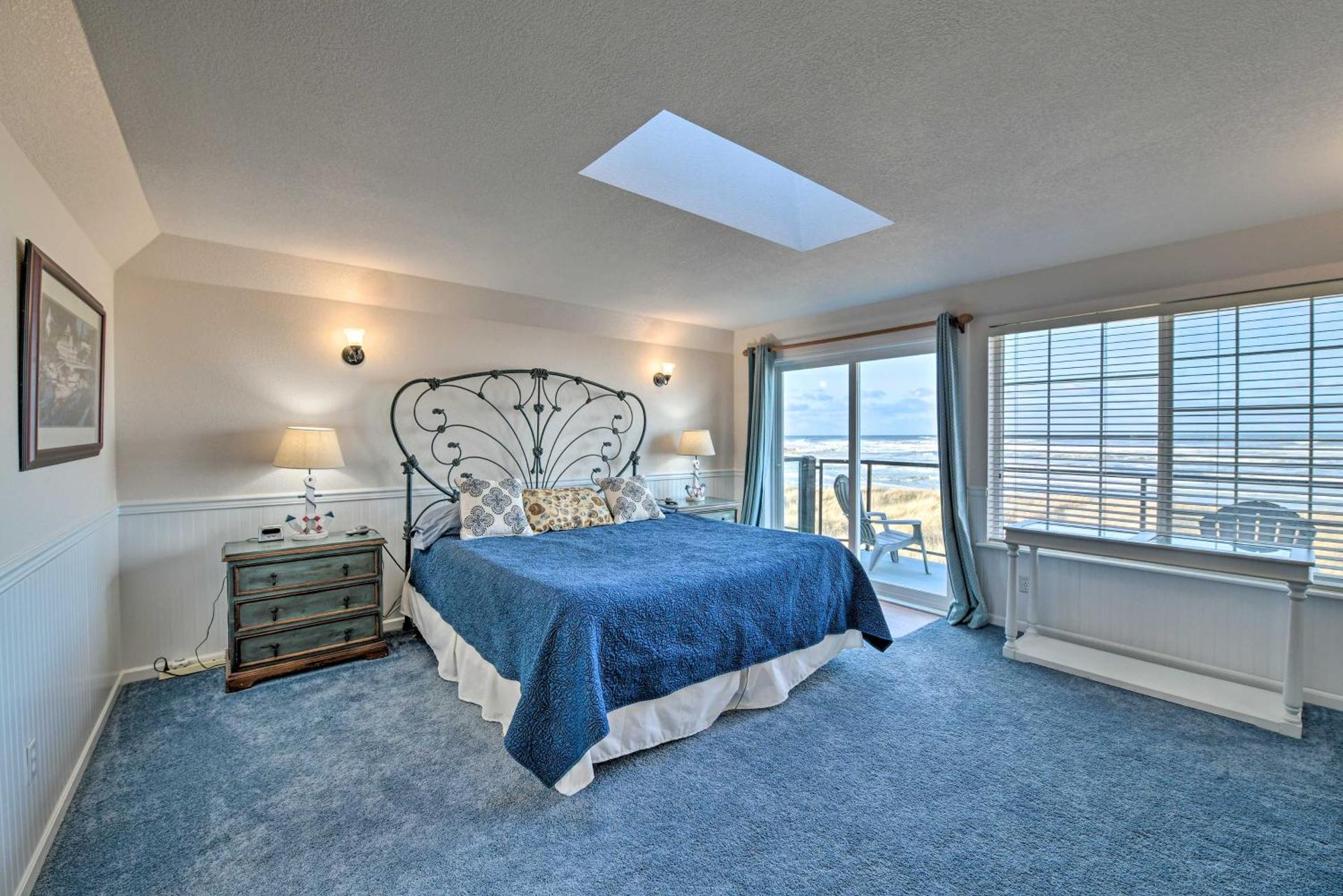 Eagles View Condo in Ocean Shores with 3 Balconies