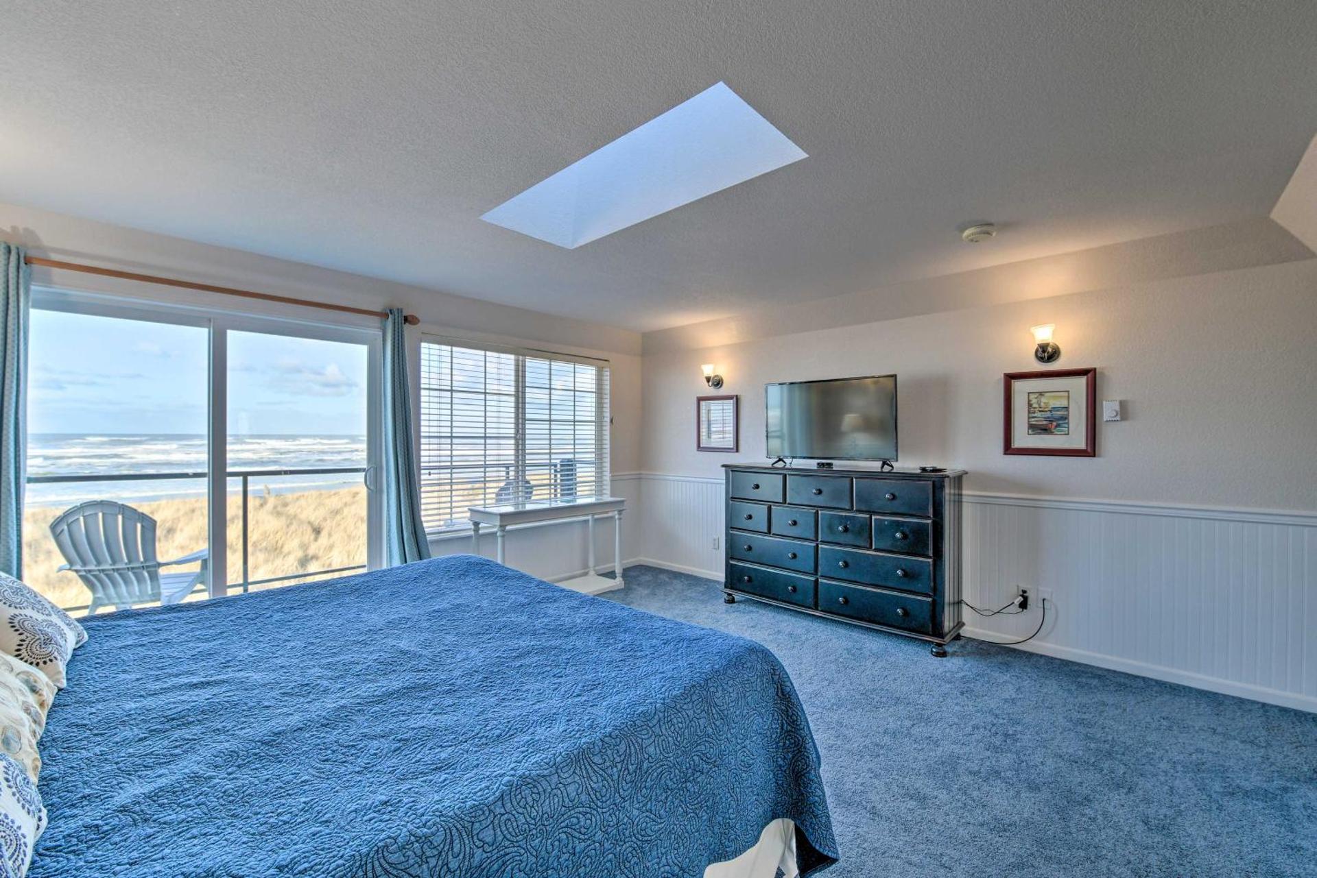 Eagles View Condo in Ocean Shores with 3 Balconies