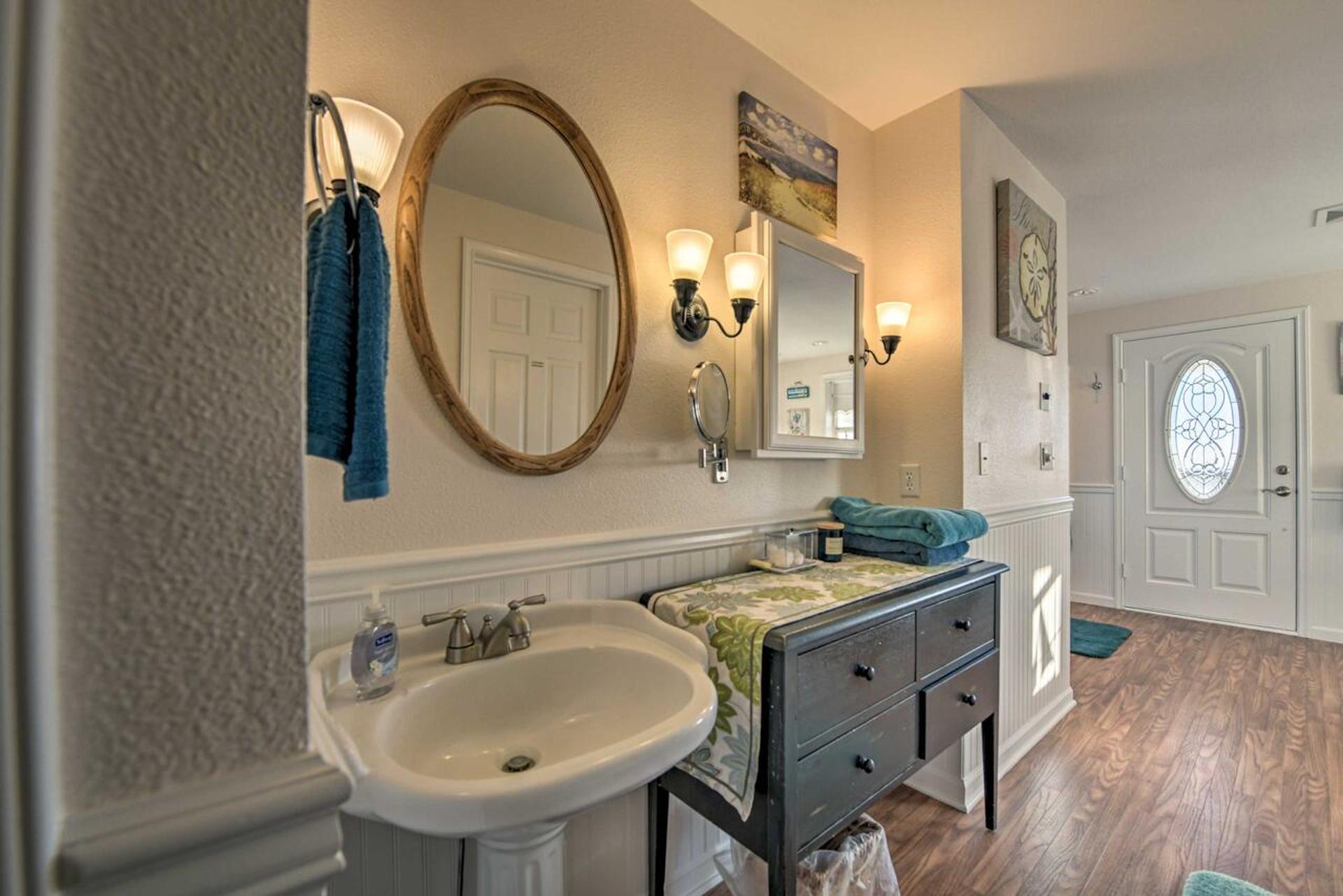 Eagles View Condo in Ocean Shores with 3 Balconies