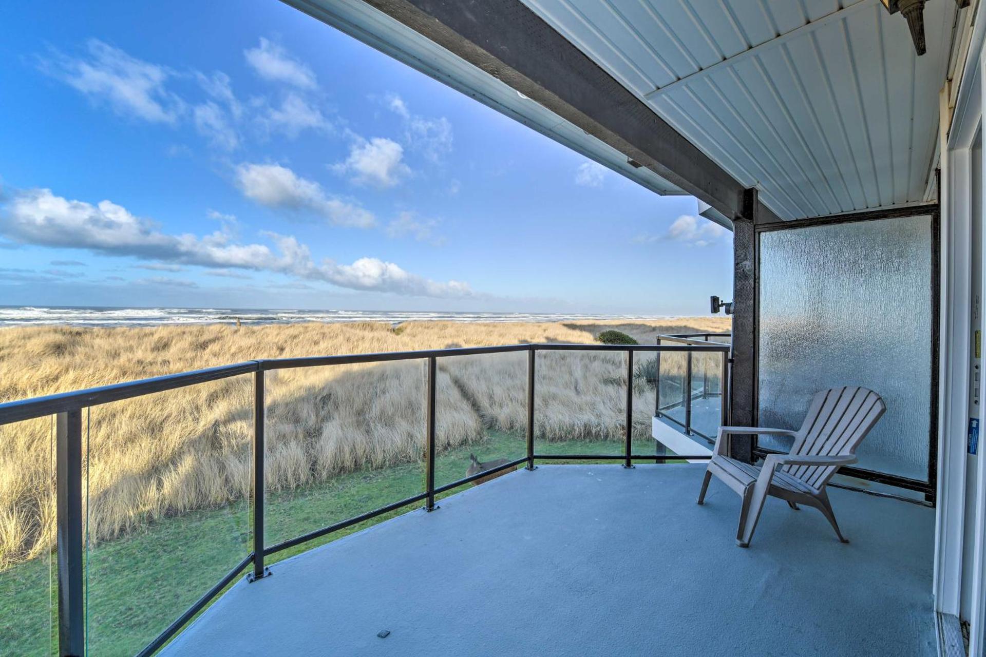 Eagles View Condo in Ocean Shores with 3 Balconies