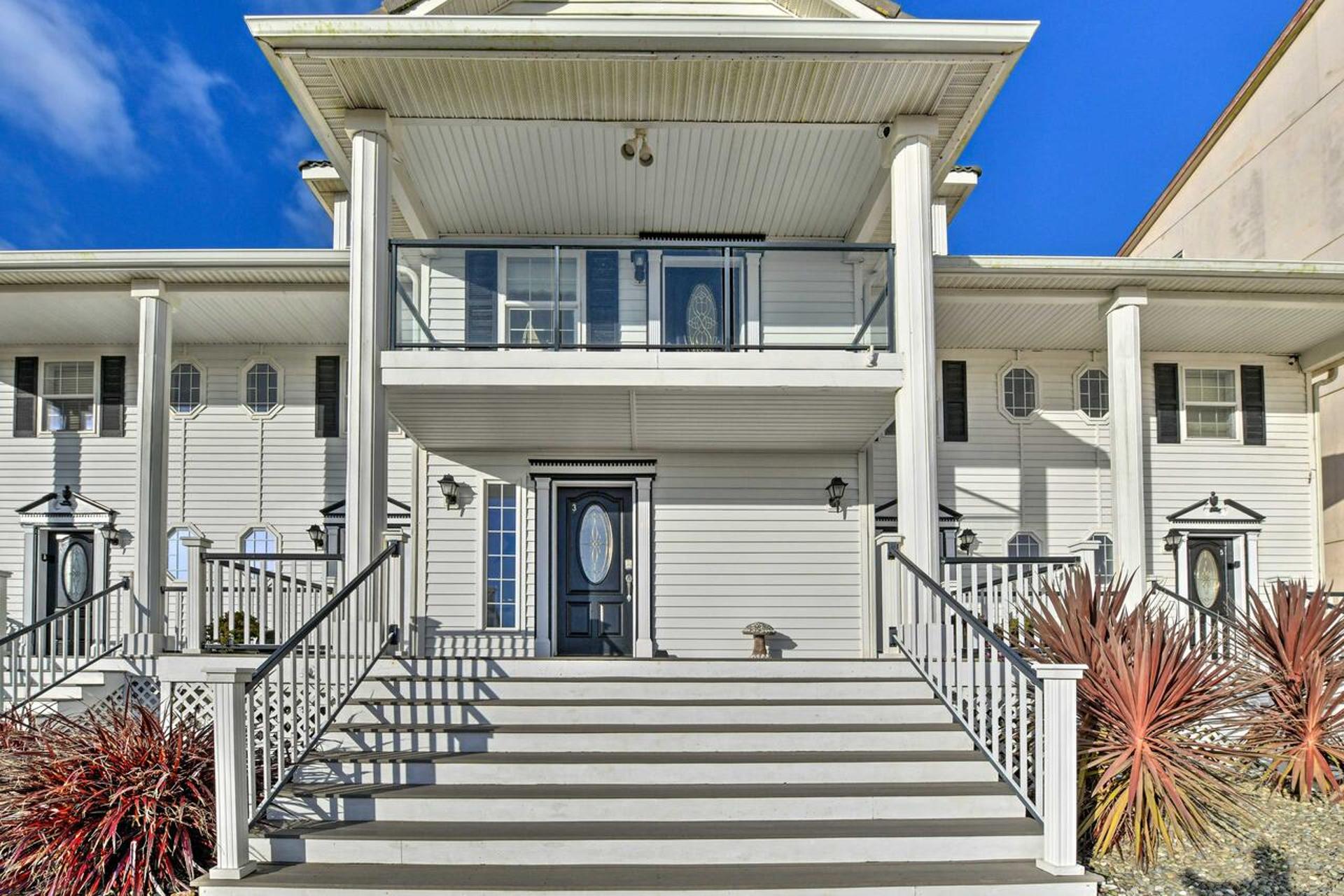 Eagles View Condo in Ocean Shores with 3 Balconies