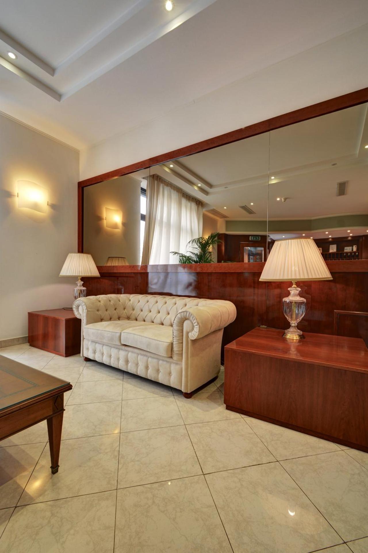 Communal lounge/ TV room