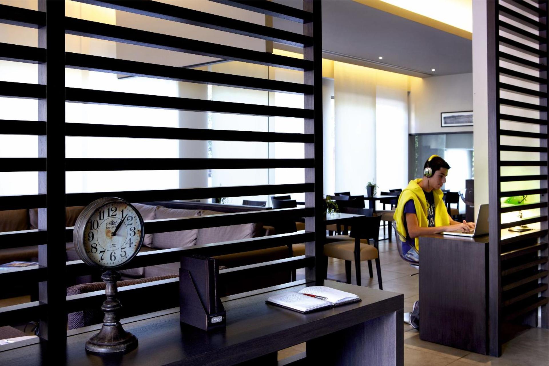 Communal lounge/ TV room