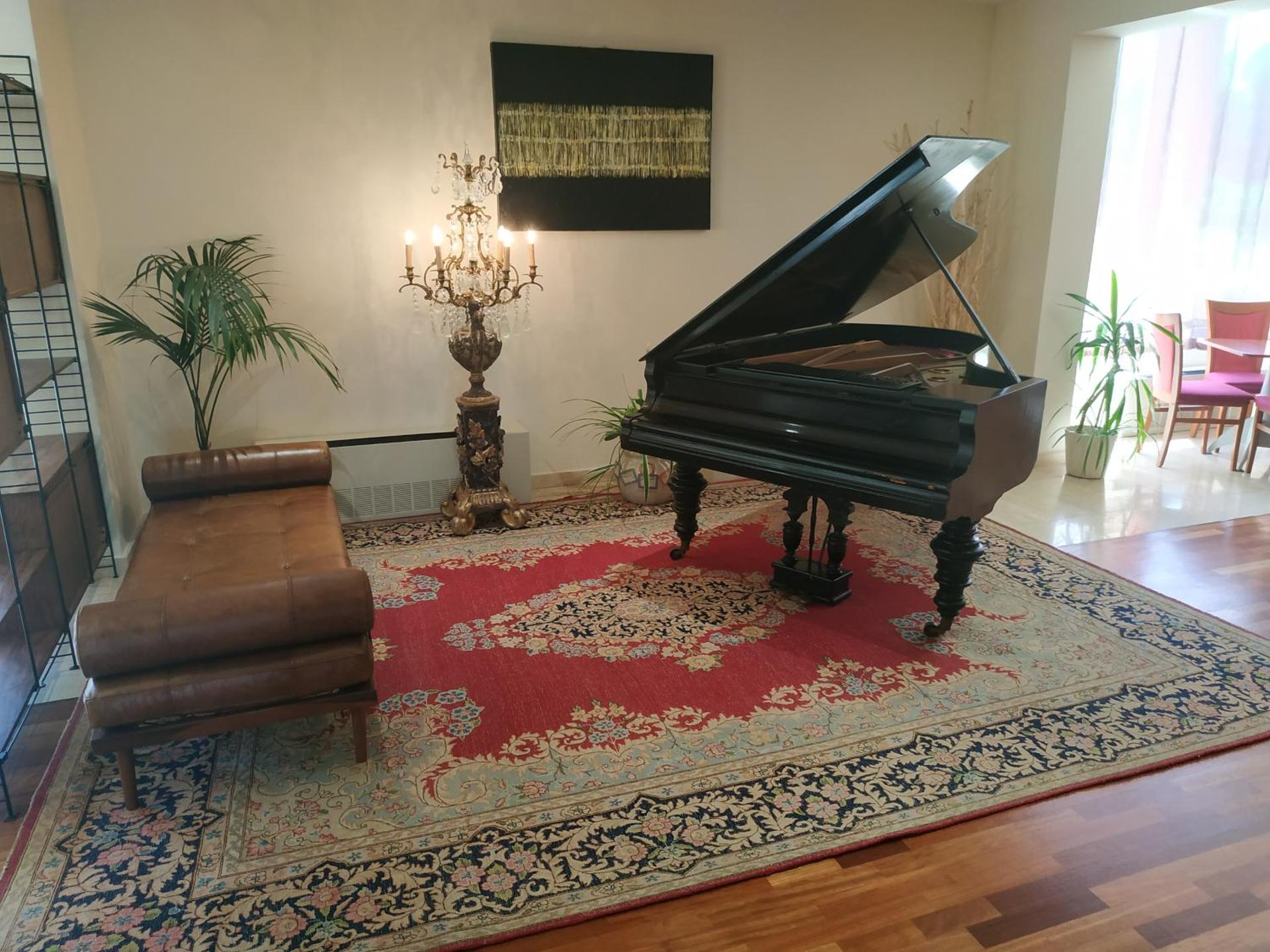 Communal lounge/ TV room