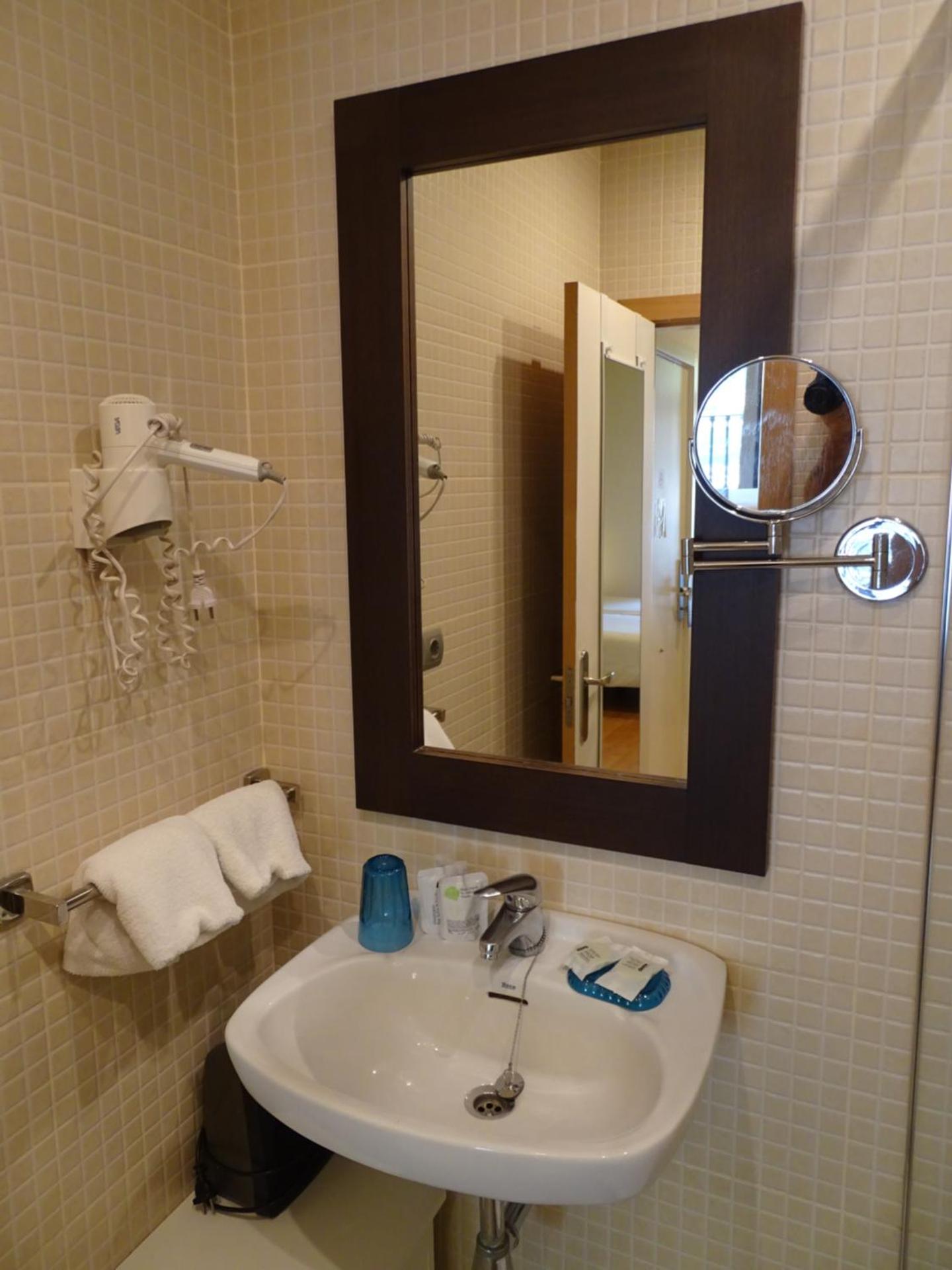 The Hotel 592 - Adults Only