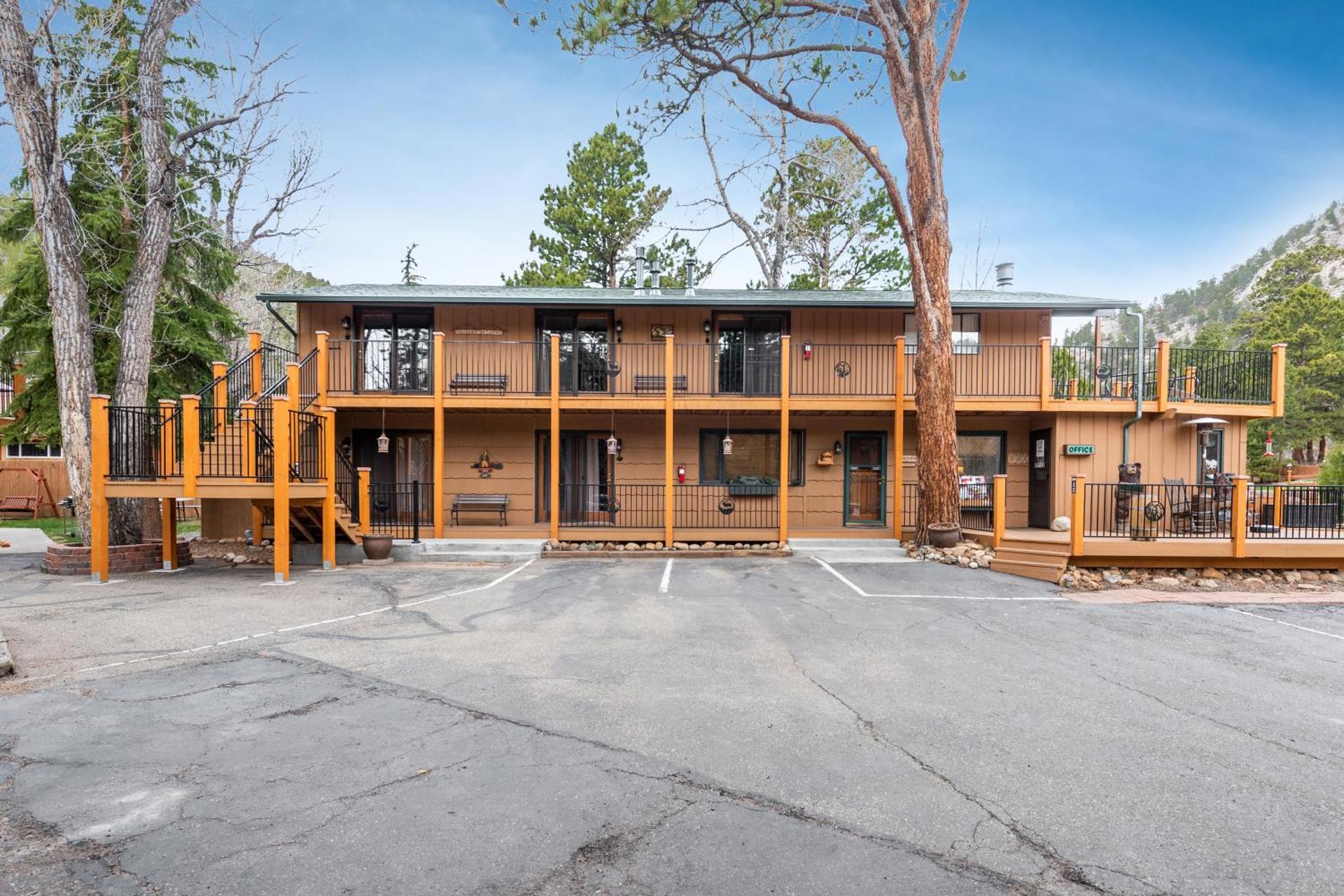 4 Seasons Inn on Fall River