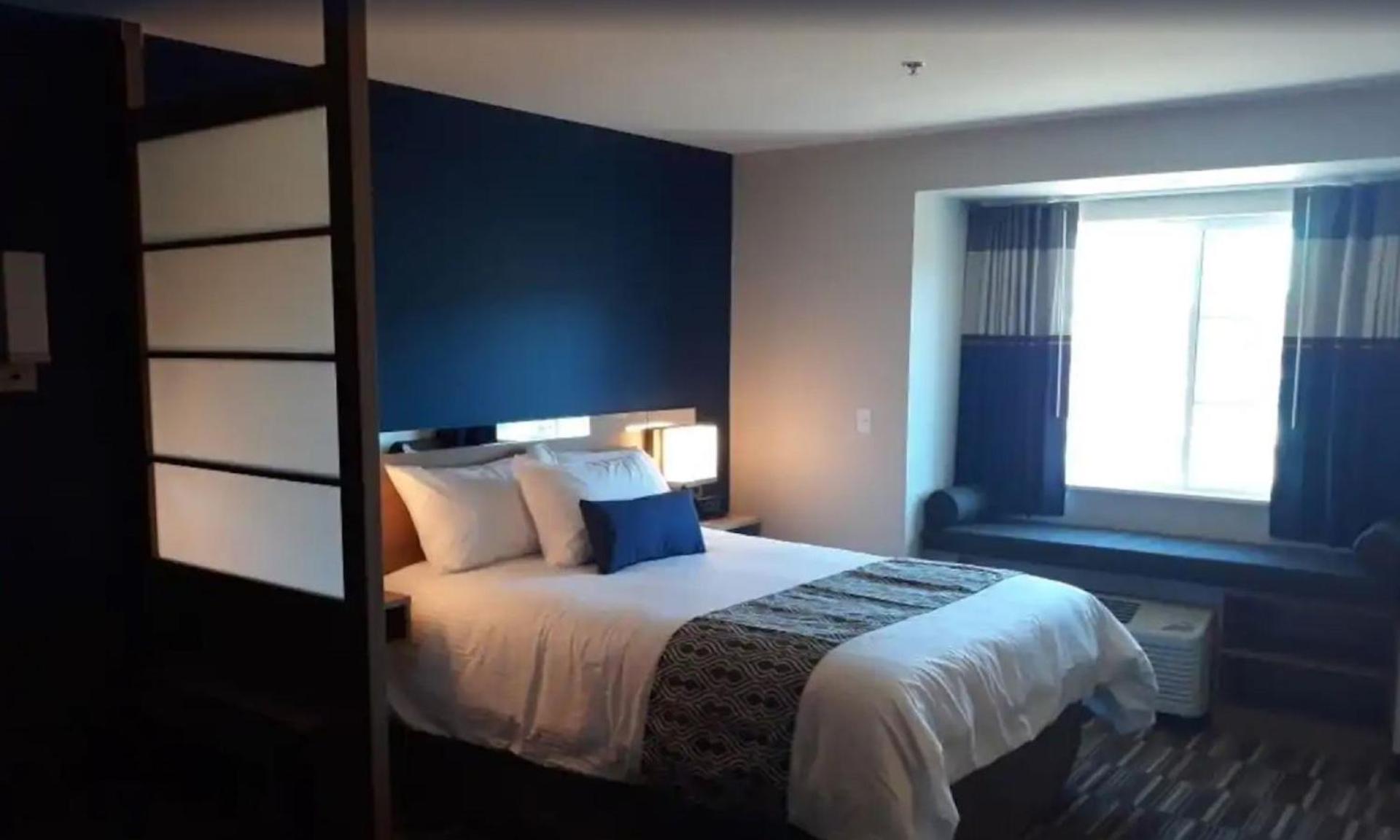 Microtel Inn & Suites by Wyndham Woodland Park