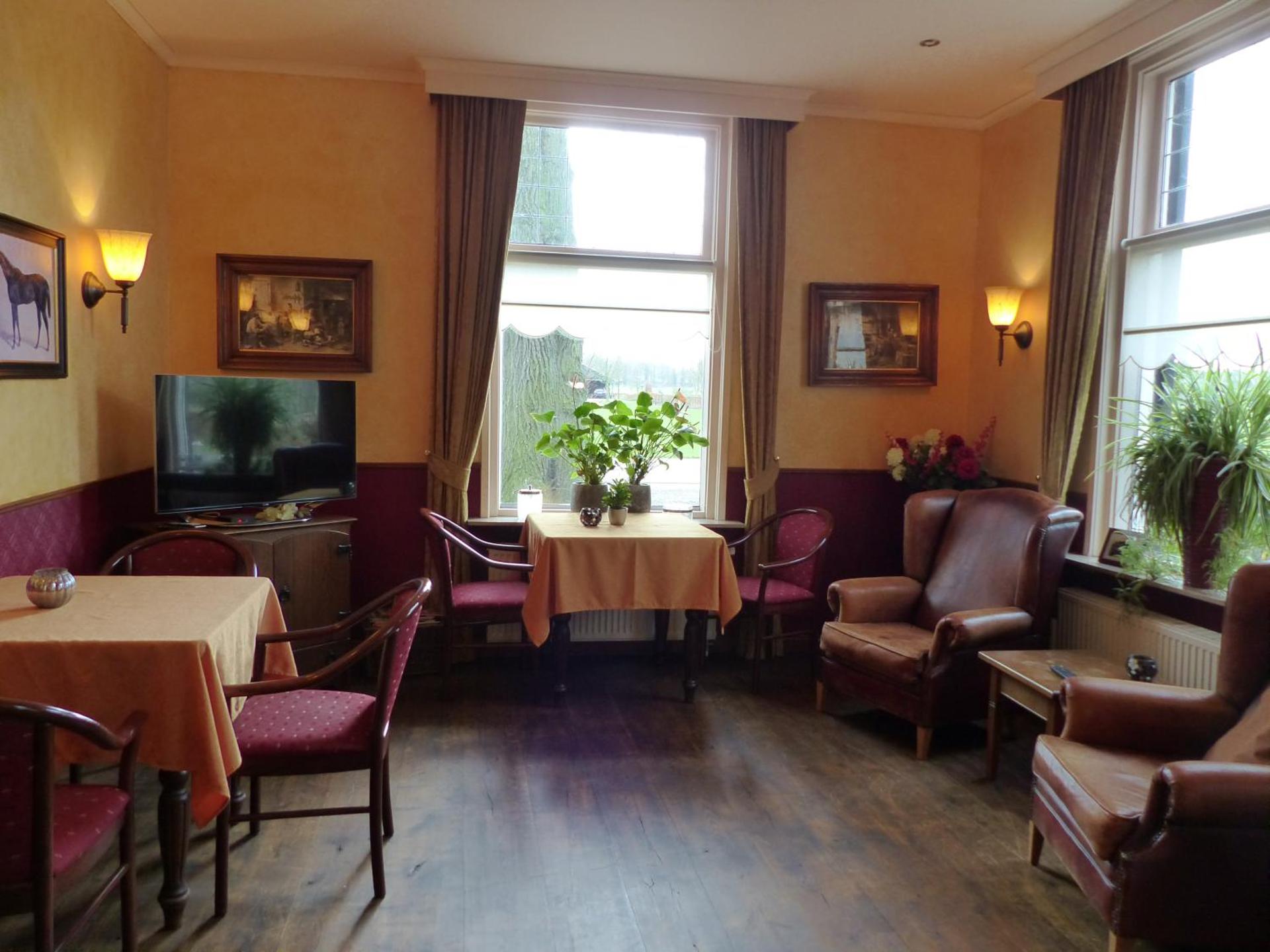 Communal lounge/ TV room