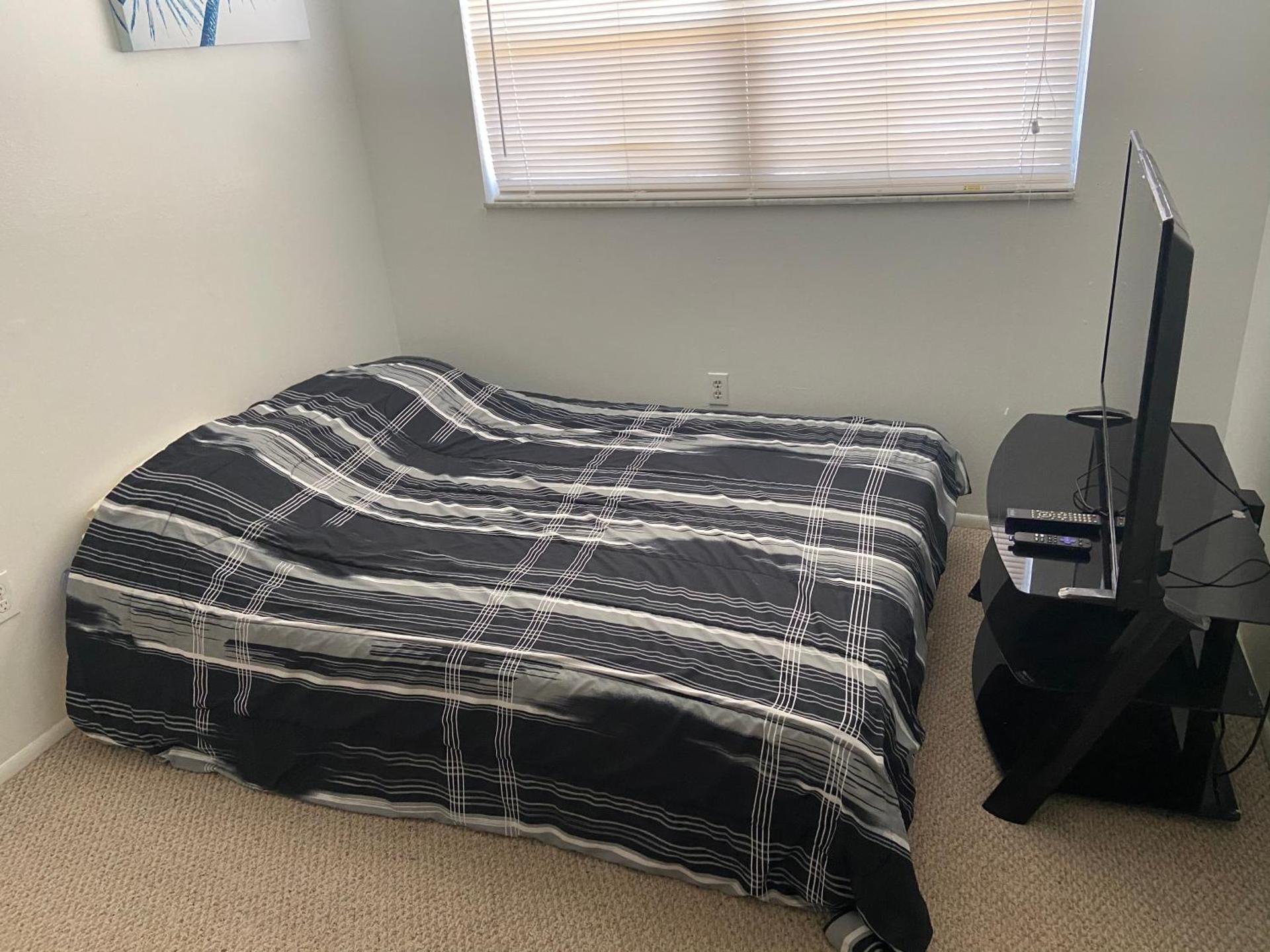 Private room in a 2 bedroom 1 bathroom shared with host, on the beach, surrounded by resorts, only 2 people MAX