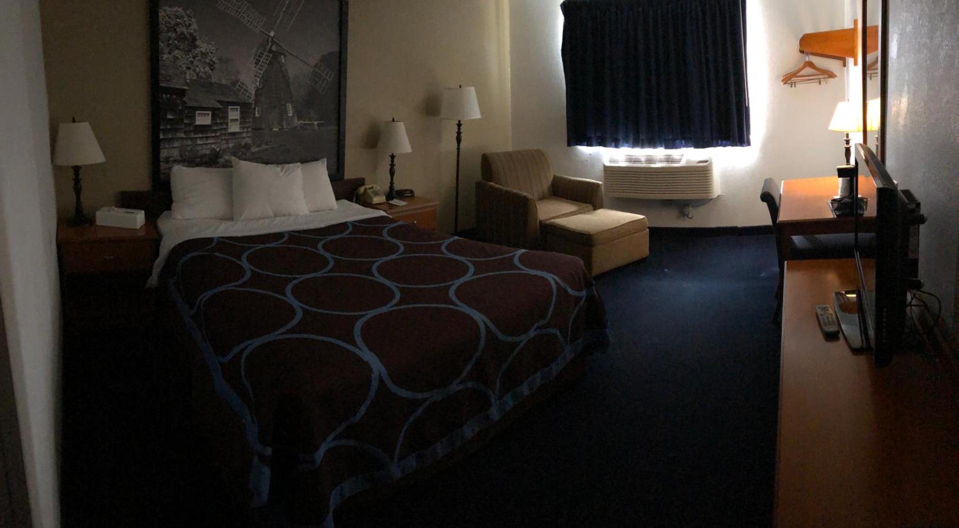 Super 8 by Wyndham Montgomery Maybrook