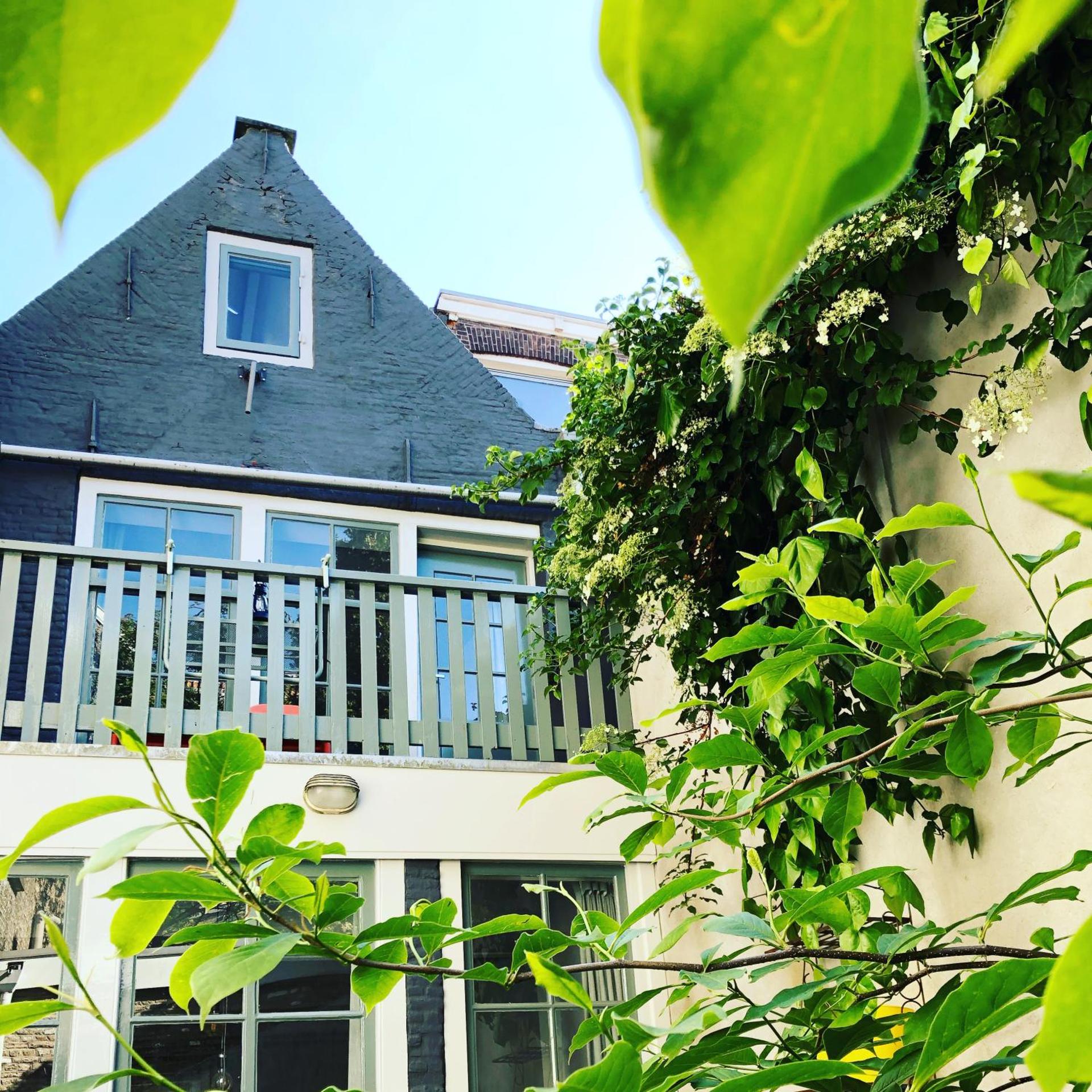 LUXE TOPLOCATIE! Monument hartje centrum Dordrecht, 2 badkamers, 2 keukens, tuintje (10 personen)