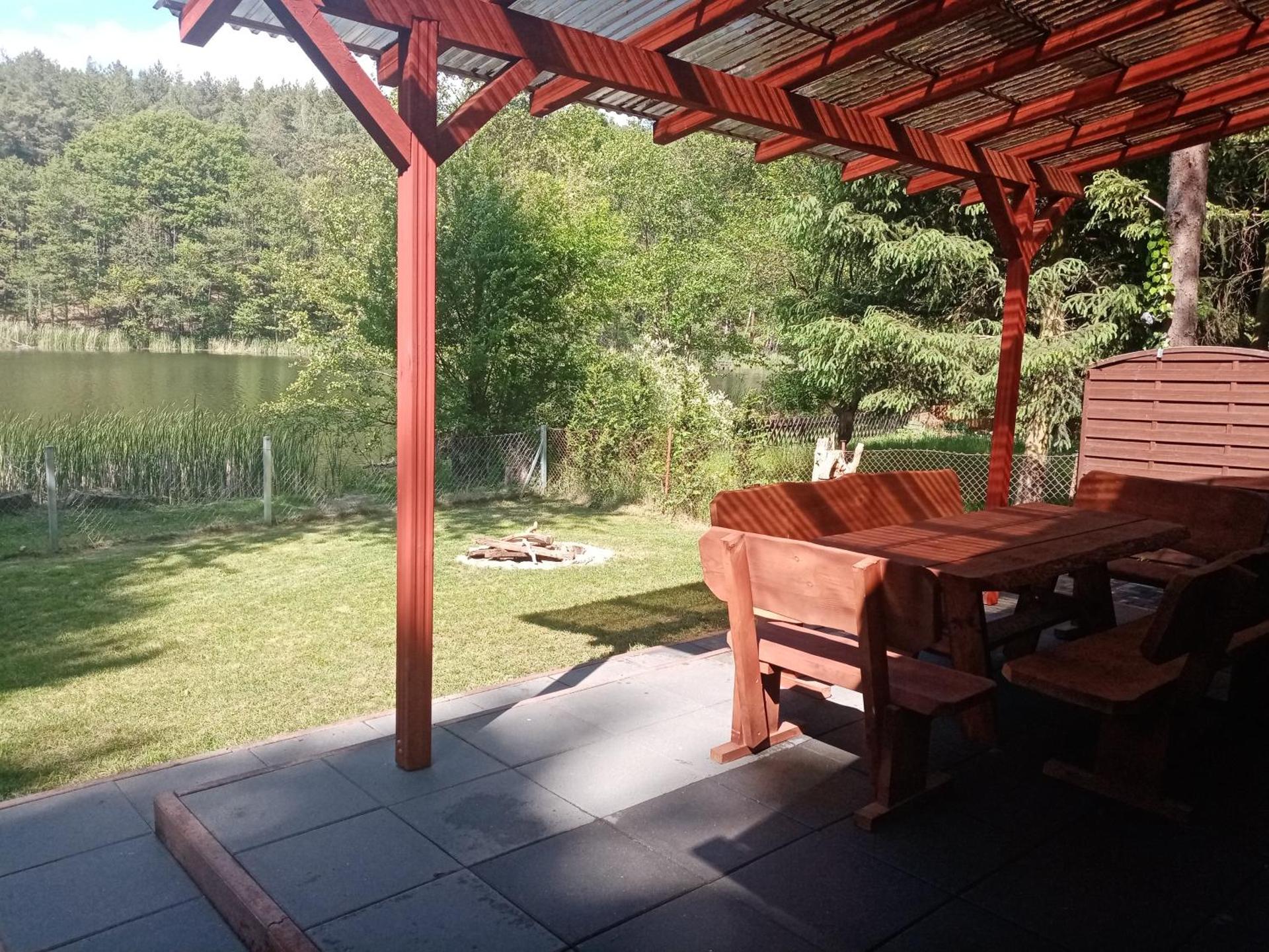 Urokliwy Domek nad Brzegiem Jeziora