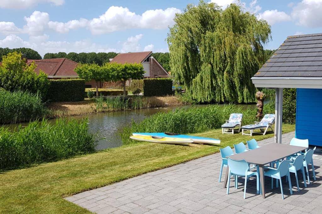 The Blue House - Luxurious Waterfront Villa Zeewolde