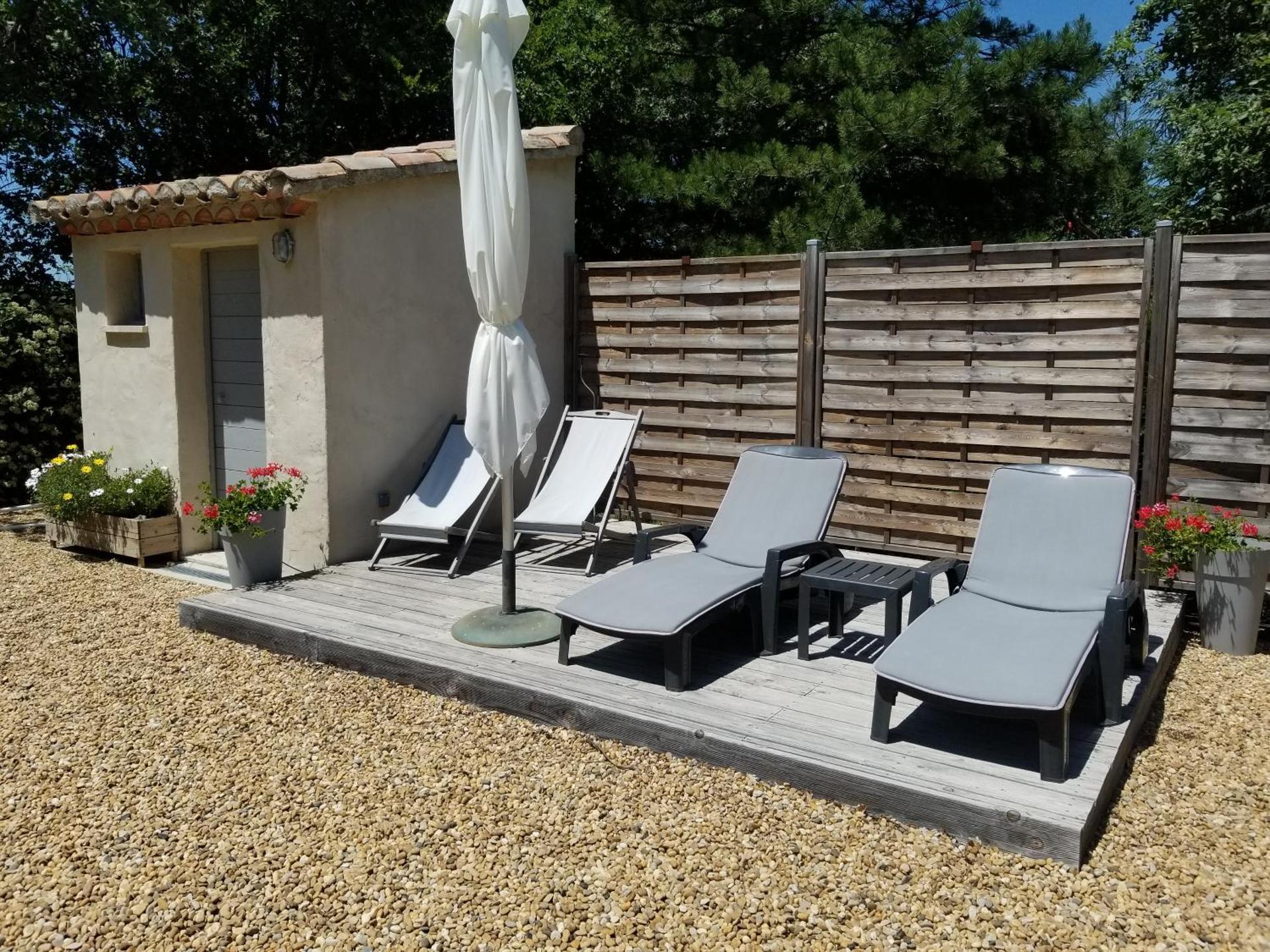 La petite maison avec piscine face au Luberon